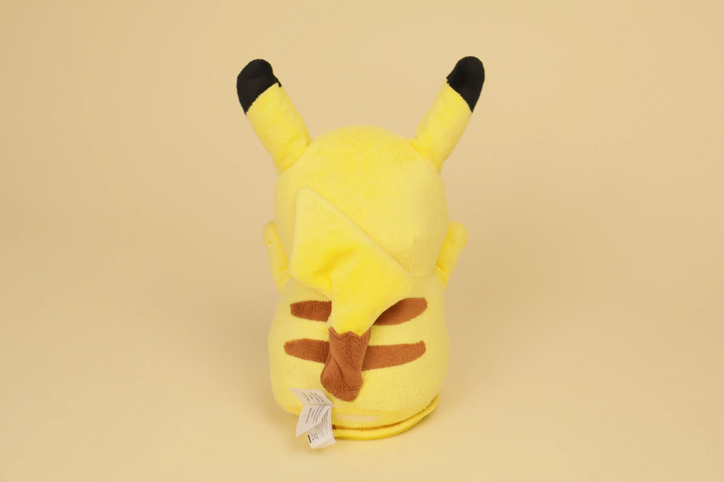 Dos Peluche Pokémon Pikachu interactive sonore et lumineuse 26 cm marque TOMY jaune joues rouges