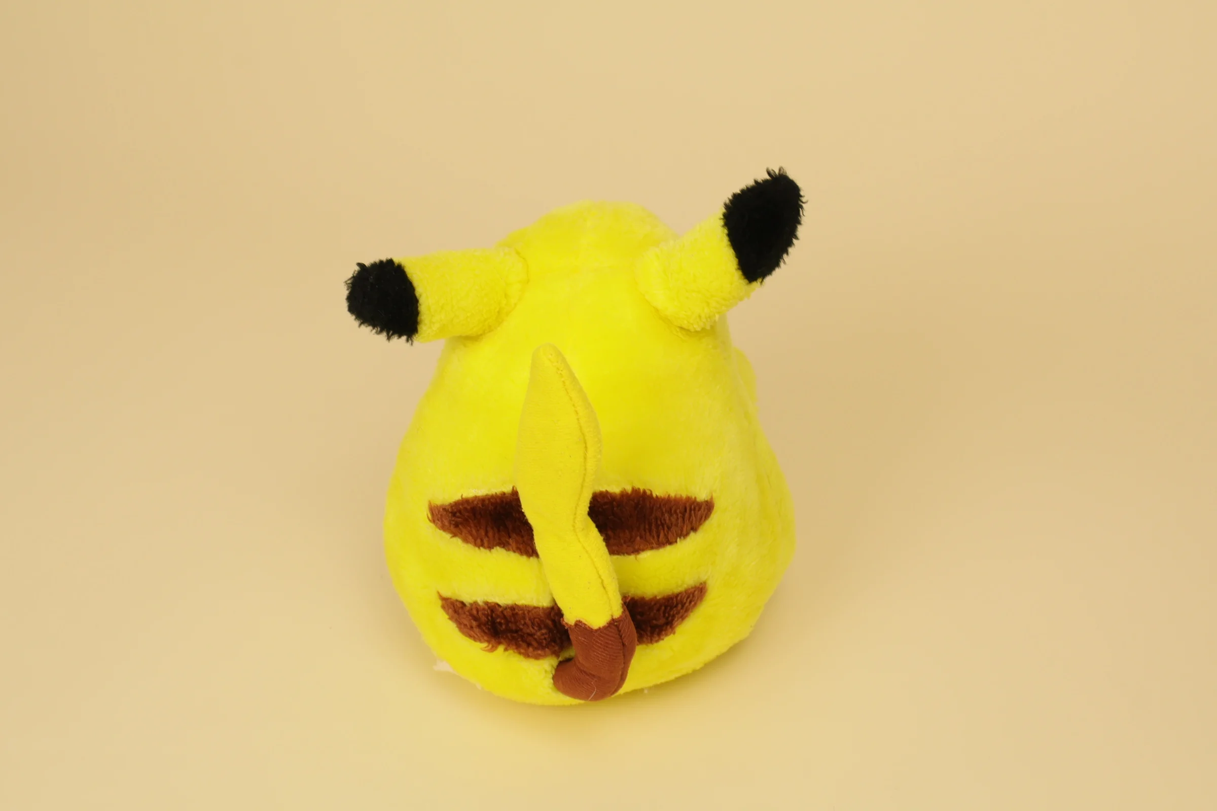Dos Peluche Pokémon Pikachu vintage 1998 jaune 22 cm marque Nintendo doudou rétro collector