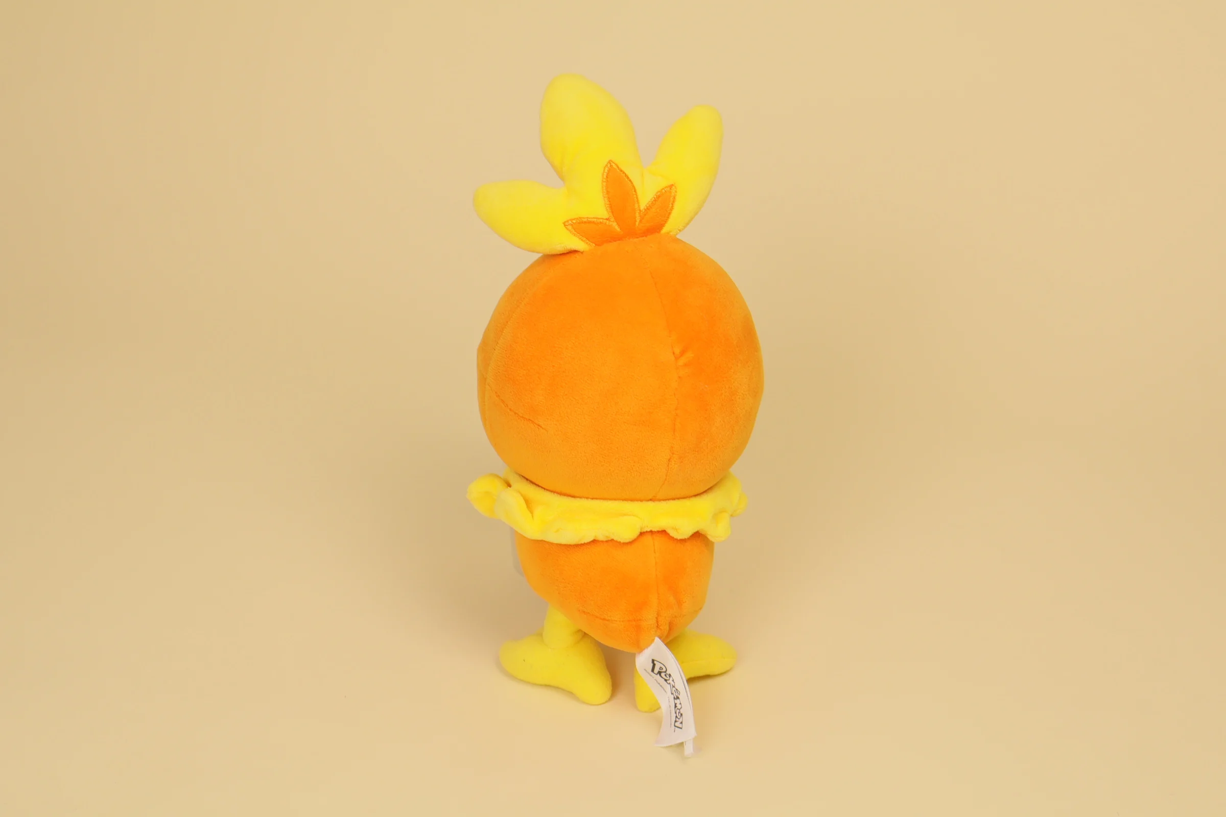 Dos Peluche Pokémon Poussifeu orange et jaune 26 cm marque Nintendo doudou type feu Torchic