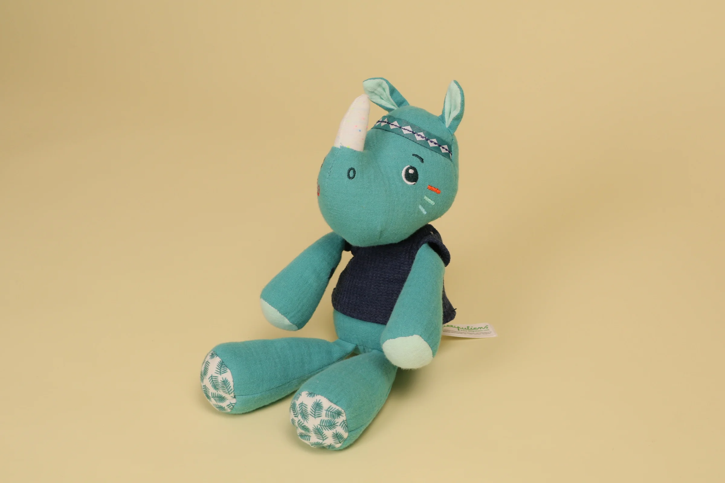 profil Doudou rhinocéros Marius vert 29 cm avec t-shirt bleu marine marque Lilliputiens peluche bébé