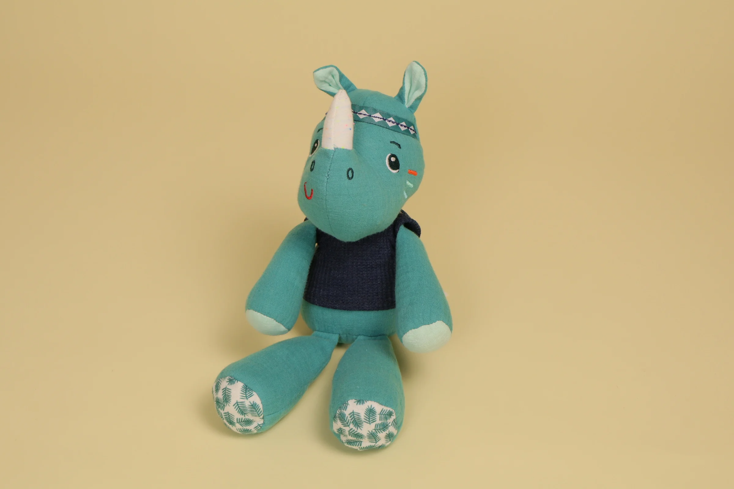 Doudou rhinocéros Marius vert 29 cm avec t-shirt bleu marine marque Lilliputiens peluche bébé