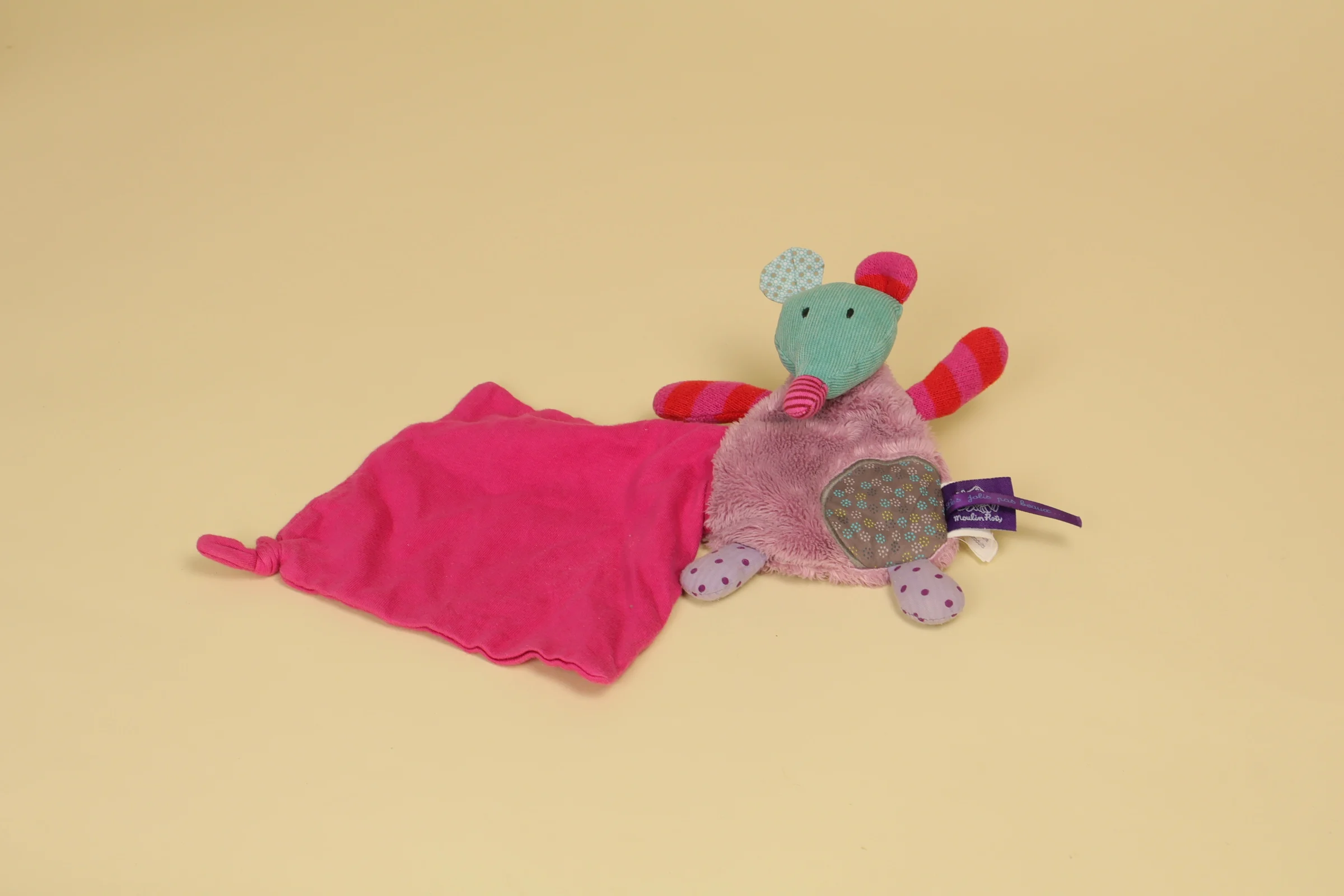 Doudou souris plat mauve et mouchoir fuchsia collection Les Jolis Pas Beaux marque Moulin Roty