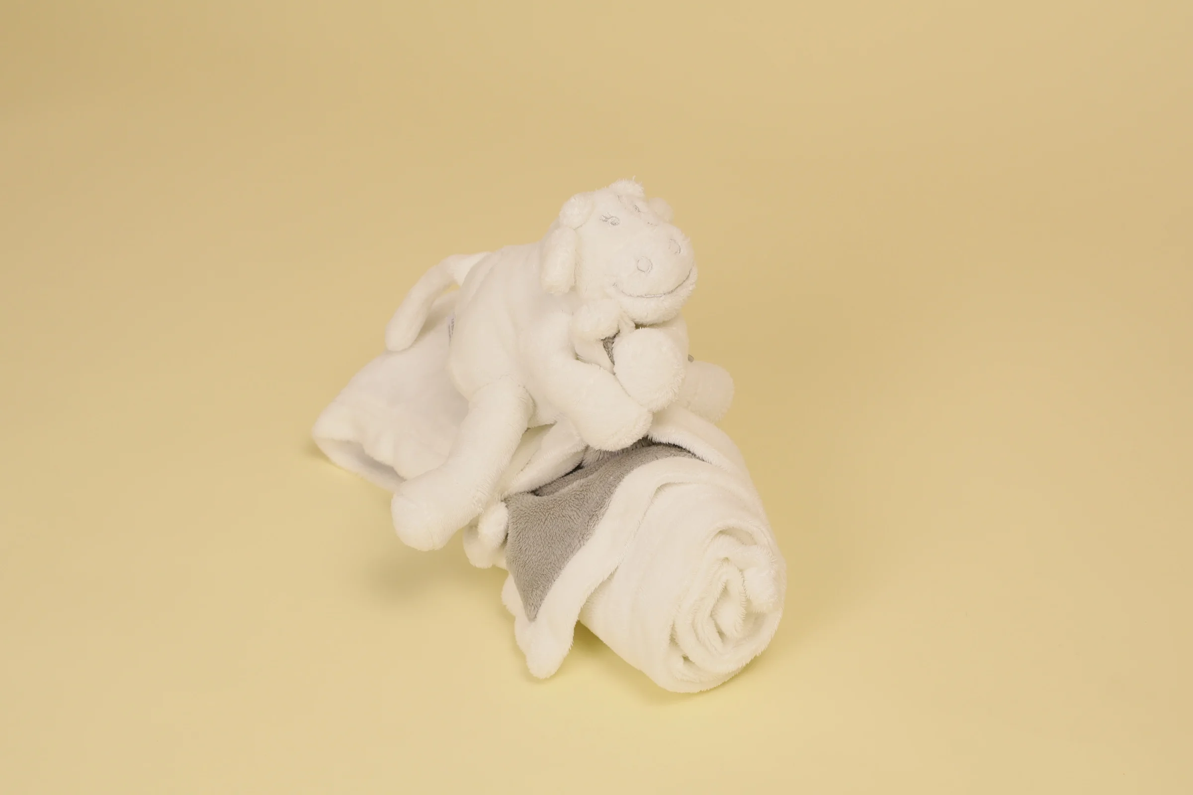 Doudou vache blanche avec couverture grise et blanche collection Poudre d'étoiles marque Noukie's peluche bébé