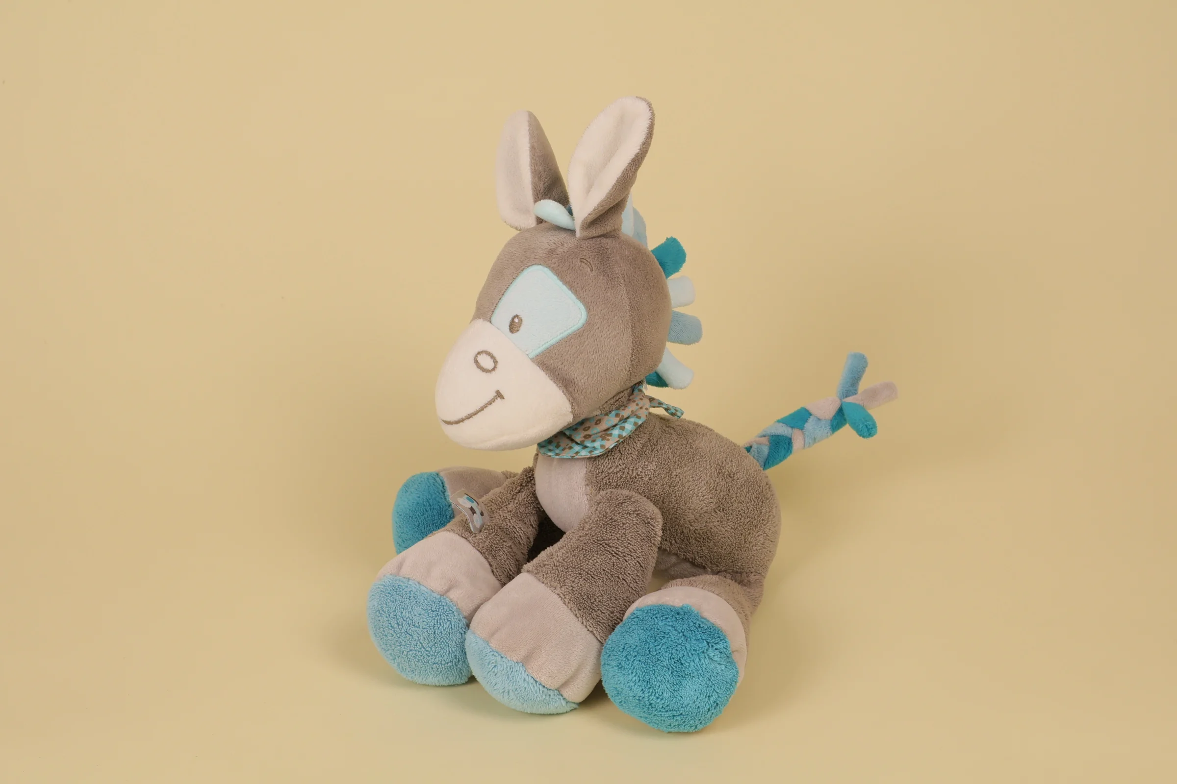 Profil Doudou peluche âne bleu et gris Gaston avec bandana collection Gaston et Cyril marque Nattou 30 cm