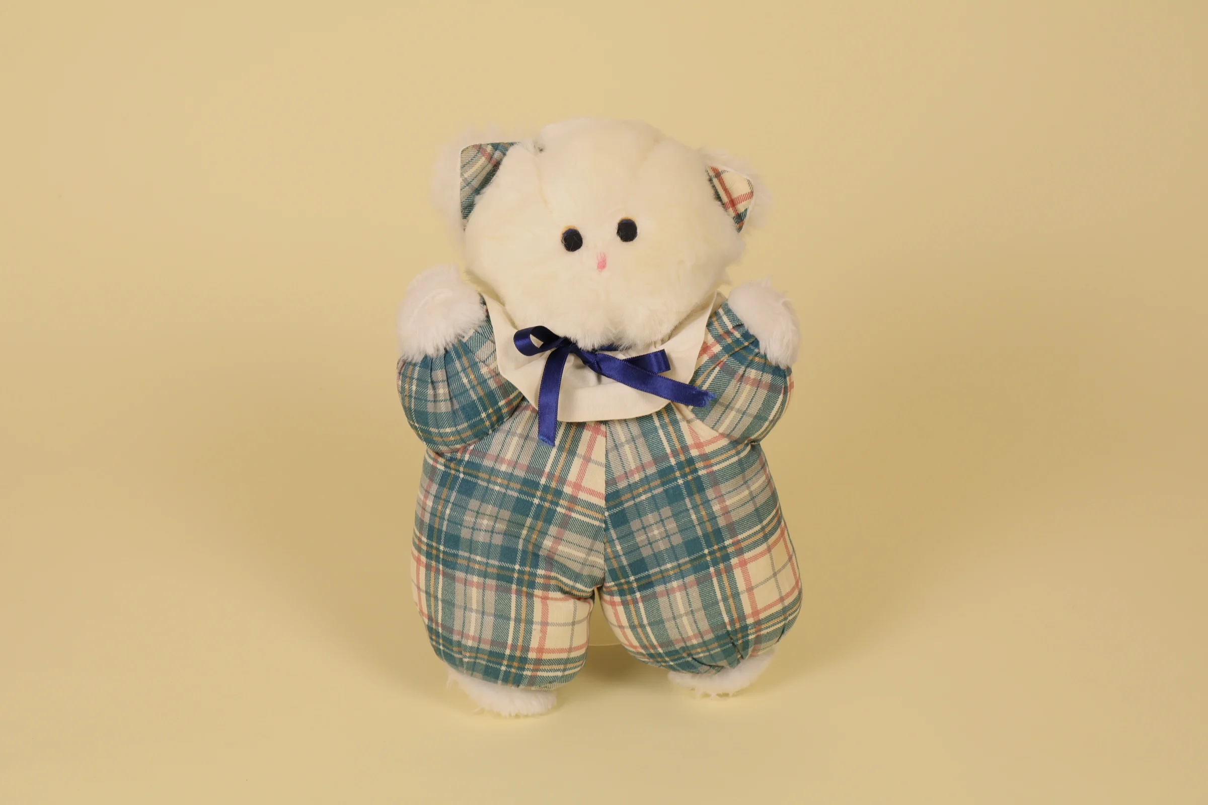 Peluche chat blanc tissu vichy vert col blanc et nœud bleu marque Pimprenelle 27 cm