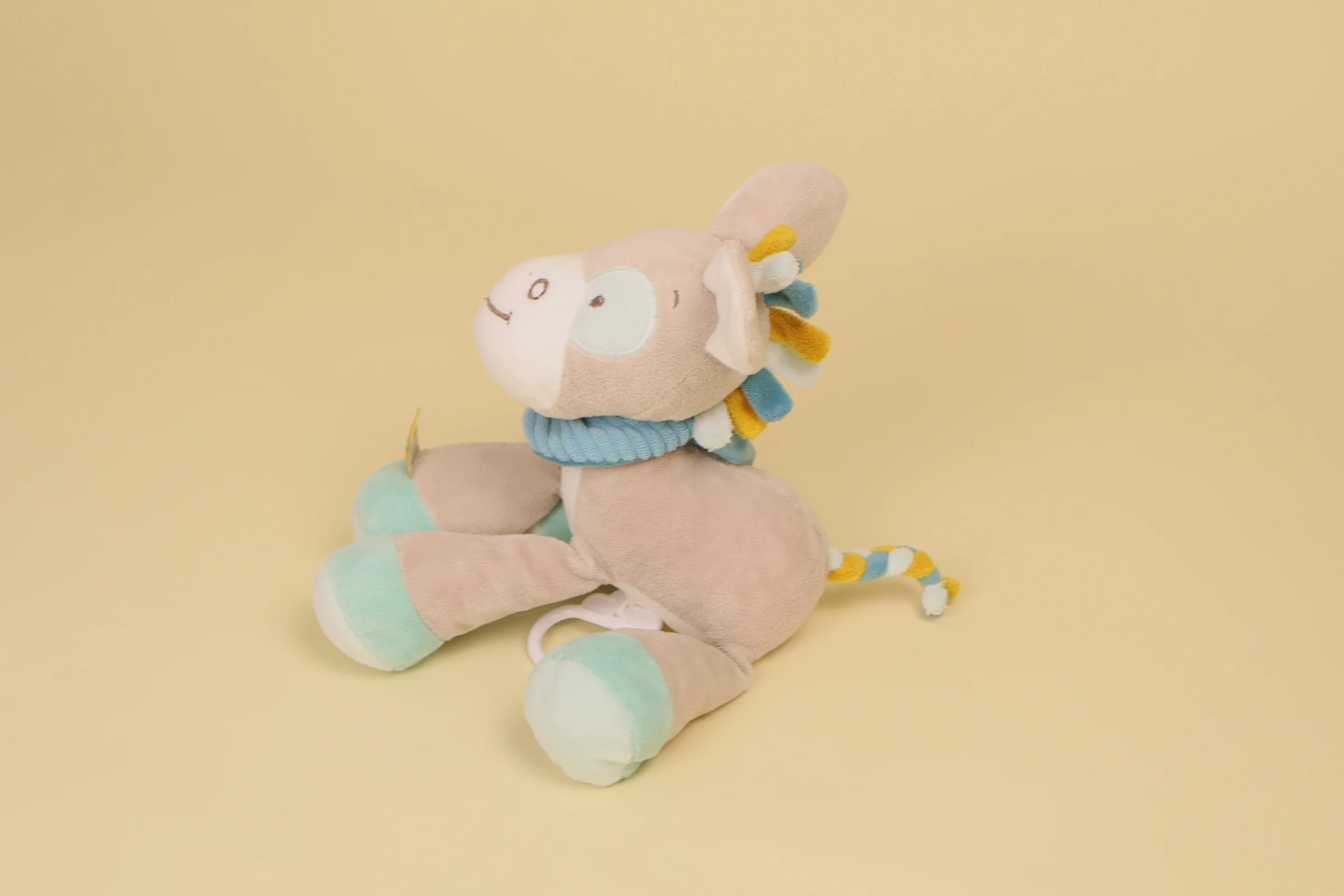 profil Doudou musical cheval Tim beige et vert bandana bleu 21 cm marque Nattou collection Tim et Tiloo