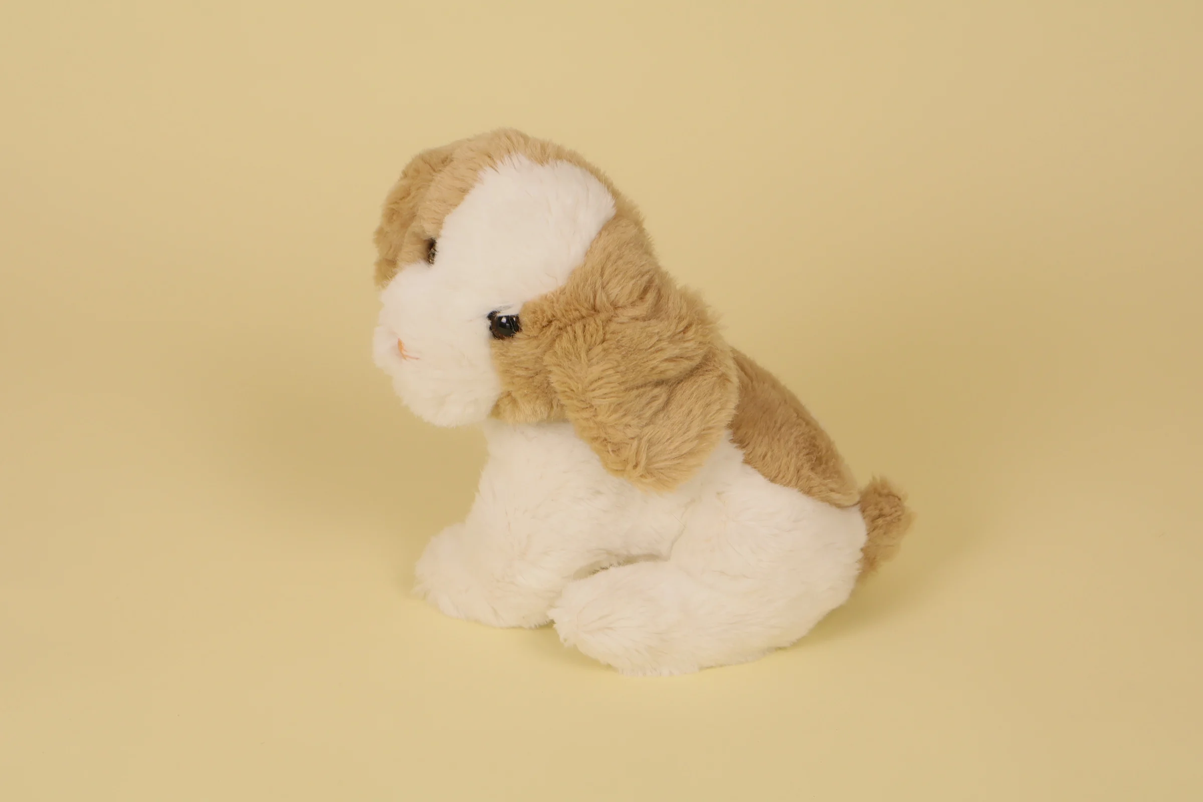 profil Peluche chien blanc et beige assis marque Boulgom 22 cm style vintage