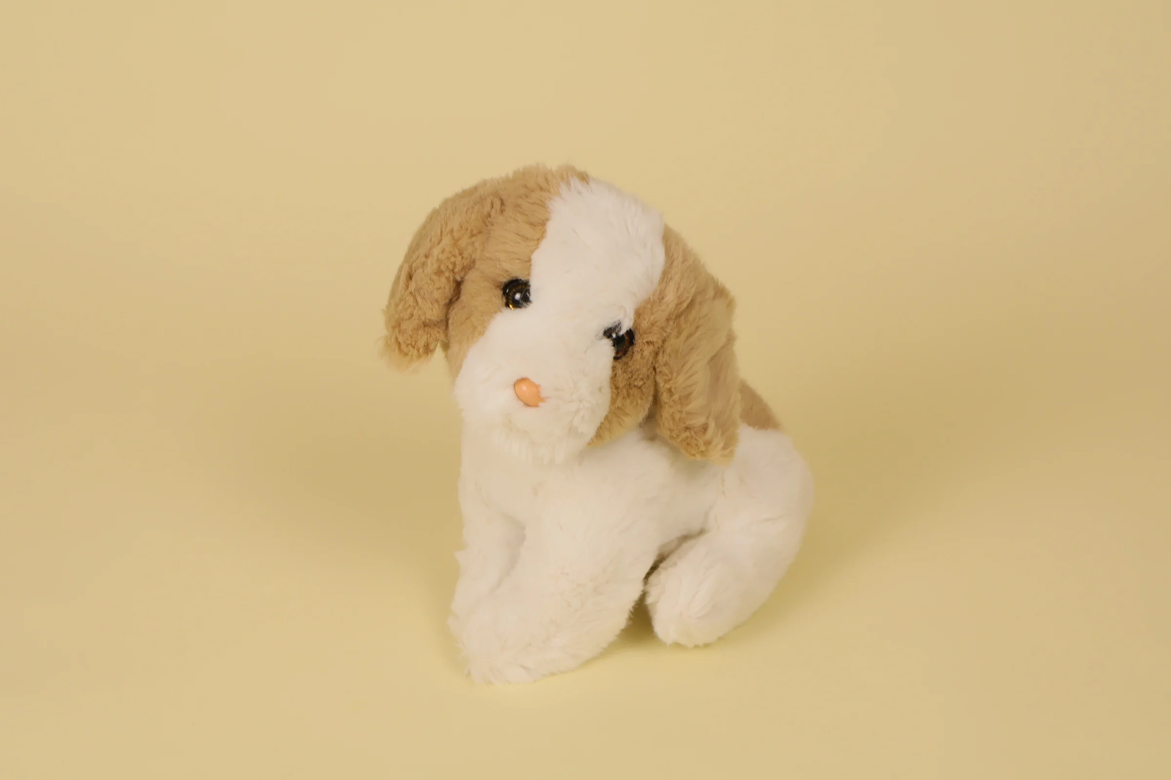 Peluche chien blanc et beige assis marque Boulgom 22 cm style vintage