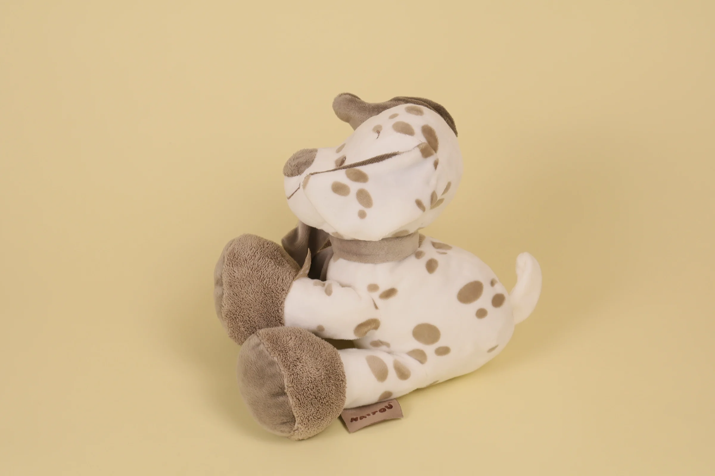profil Doudou peluche chien blanc et marron Max collection Max Noa et Tom marque Nattou 20 cm