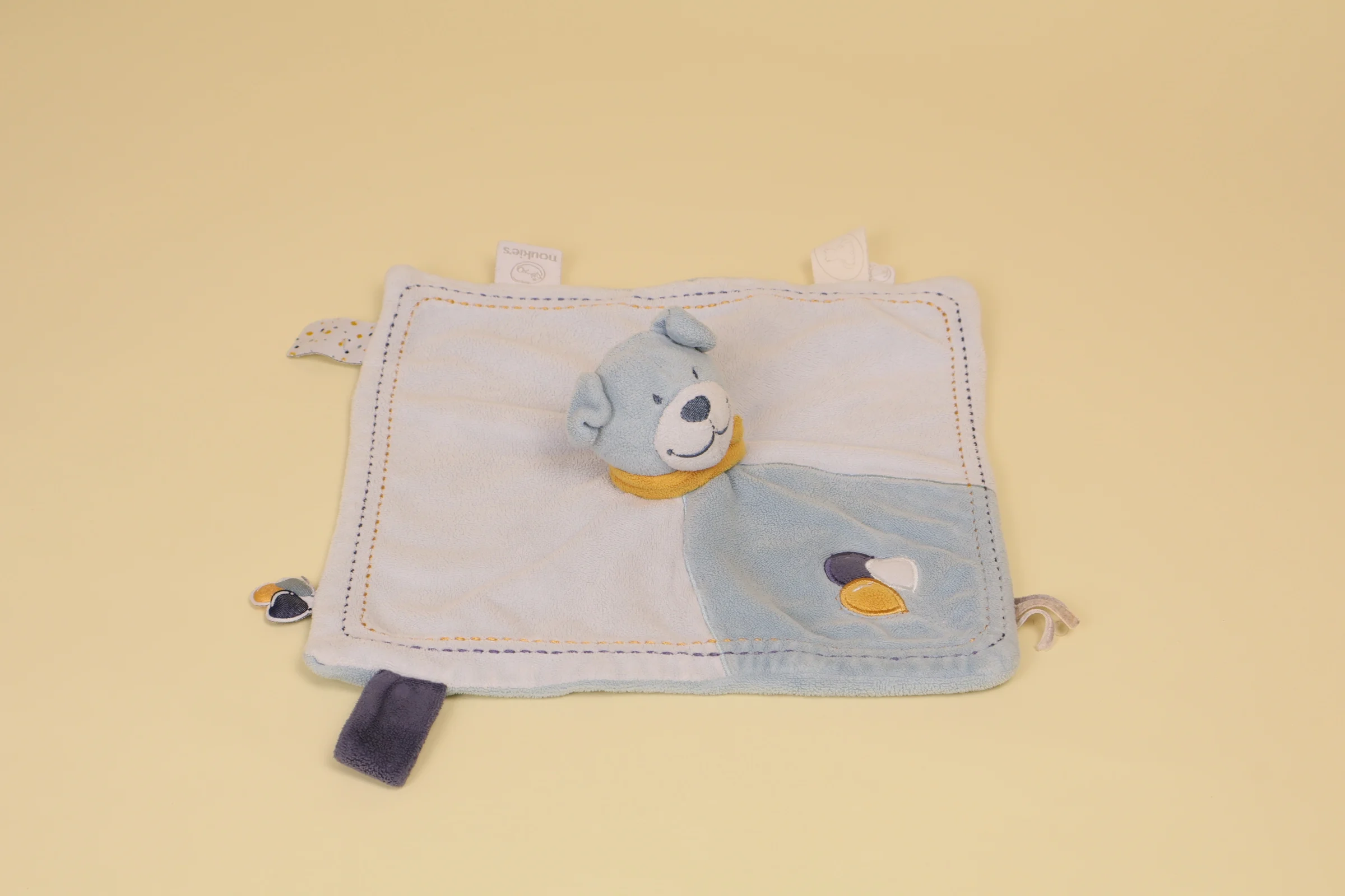 Doudou plat chien Achille bleu écharpe orange broderies ballons marque Noukie’s collection Achille et Zébrito