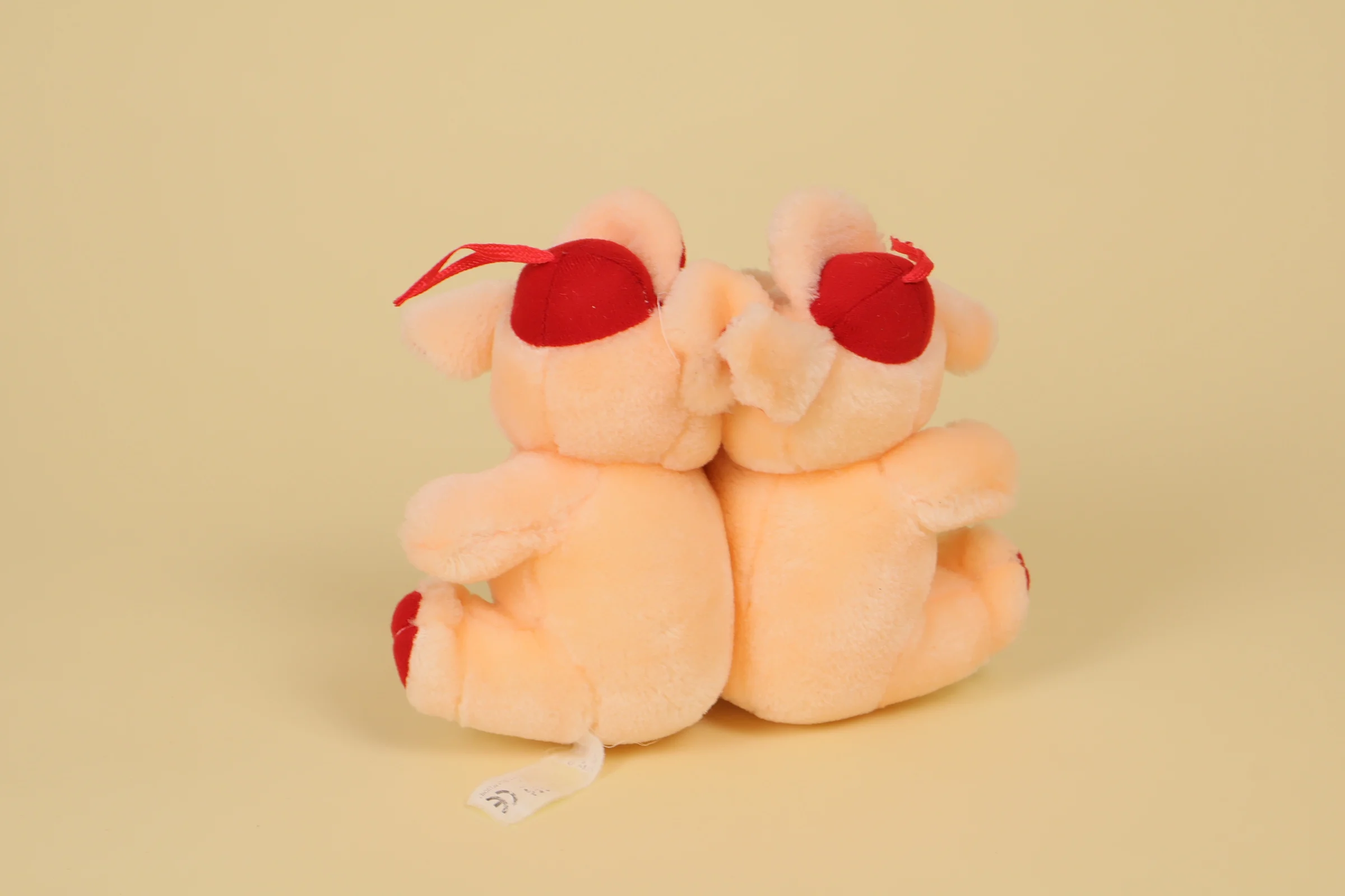Dos Peluche couple de cochons avec casquettes tenant un cœur rouge Je t'aime 15 cm