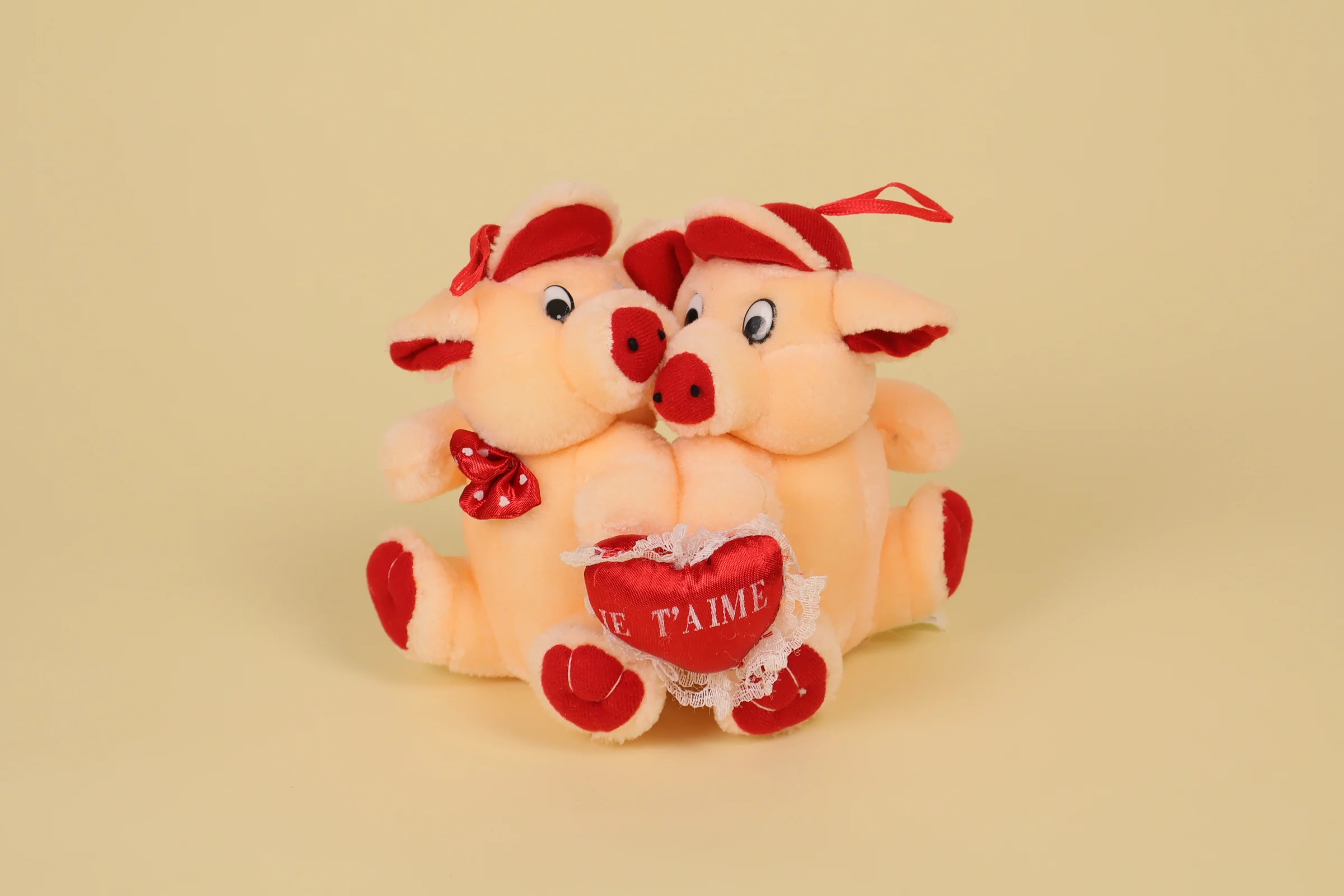 Peluche couple de cochons avec casquettes tenant un cœur rouge Je t'aime 15 cm