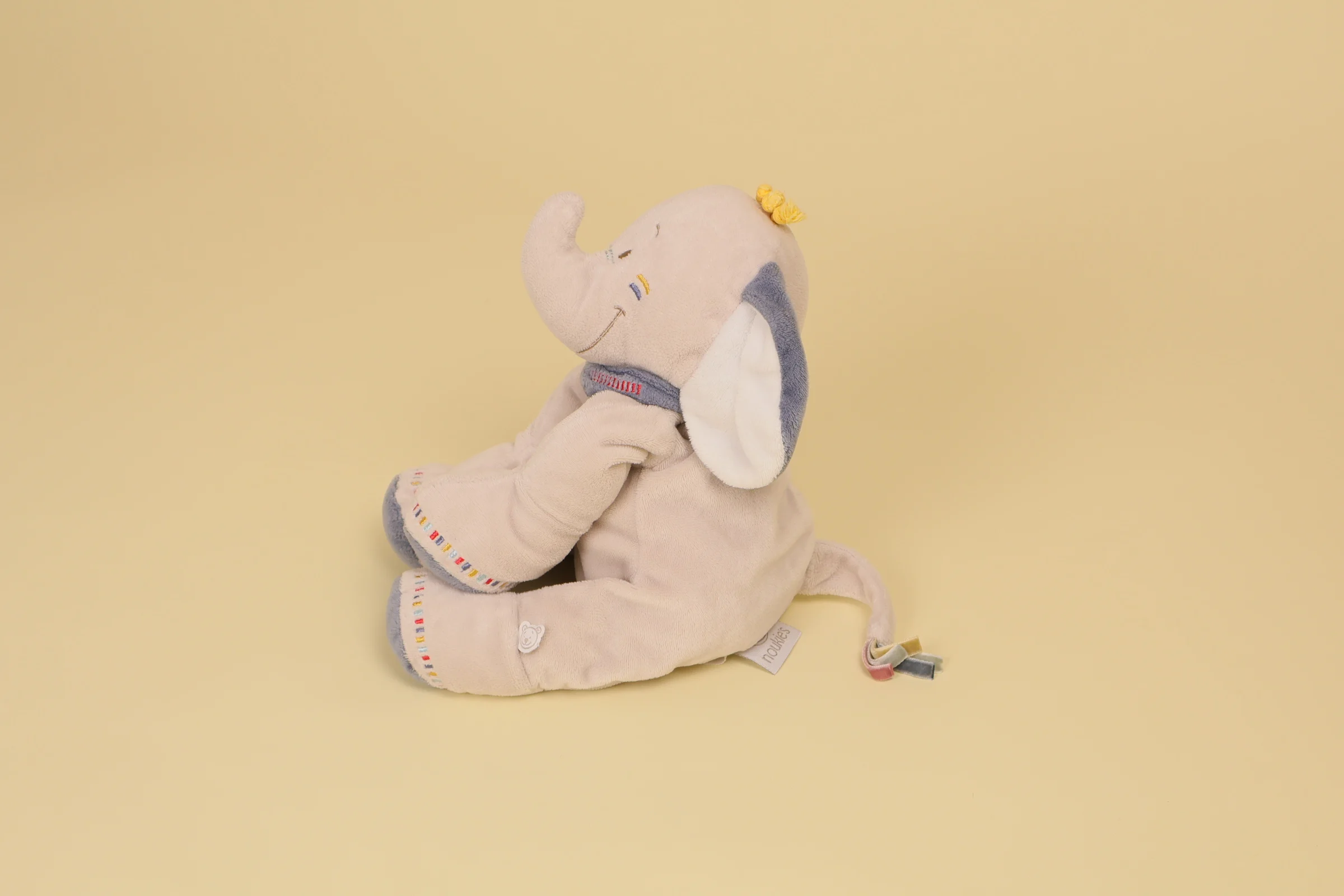 profil Peluche éléphant Bao beige et bleu 20 cm marque Noukie’s collection Bao et Wapi Veloudoux