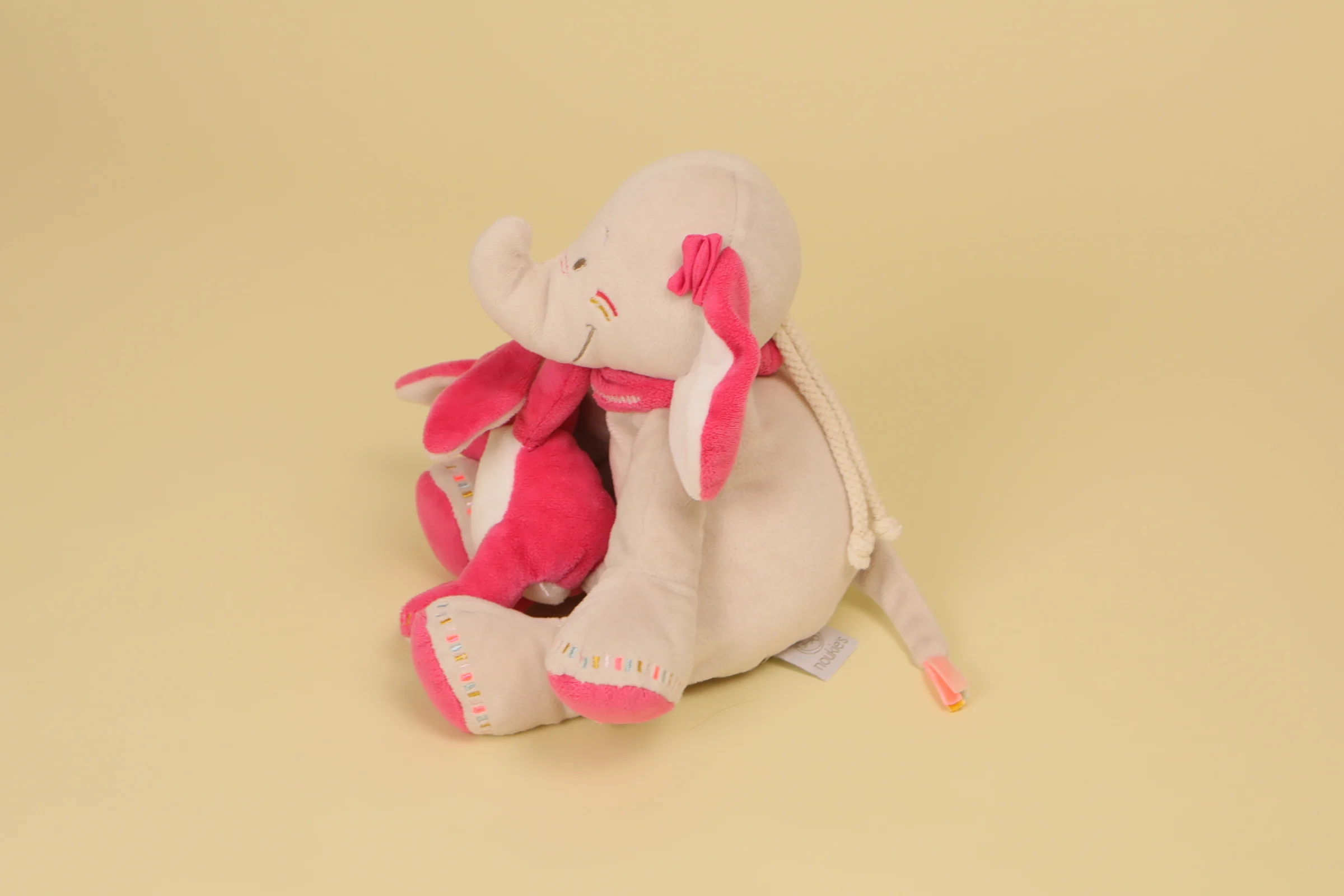 profil Doudou musical éléphant Anna rose beige avec petit lapin 21 cm marque Noukie’s collection Anna et Pili