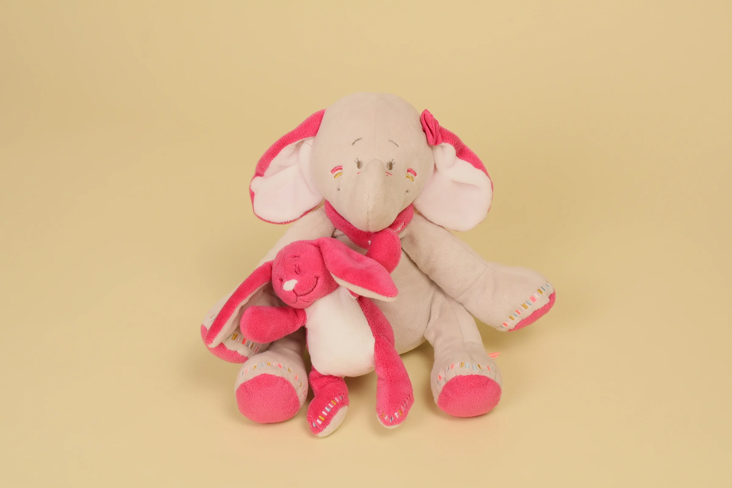 Doudou musical éléphant Anna rose beige avec petit lapin 21 cm marque Noukie’s collection Anna et Pili