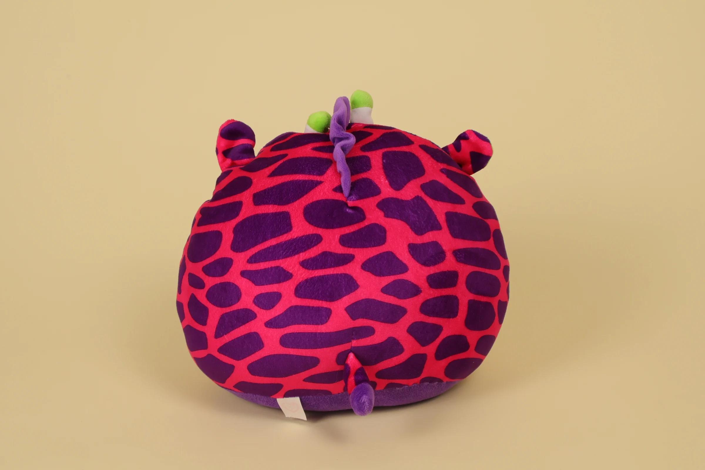 dos Peluche coussin girafe rose et violette Squish-a-Boos TY 21 cm texture moelleuse
