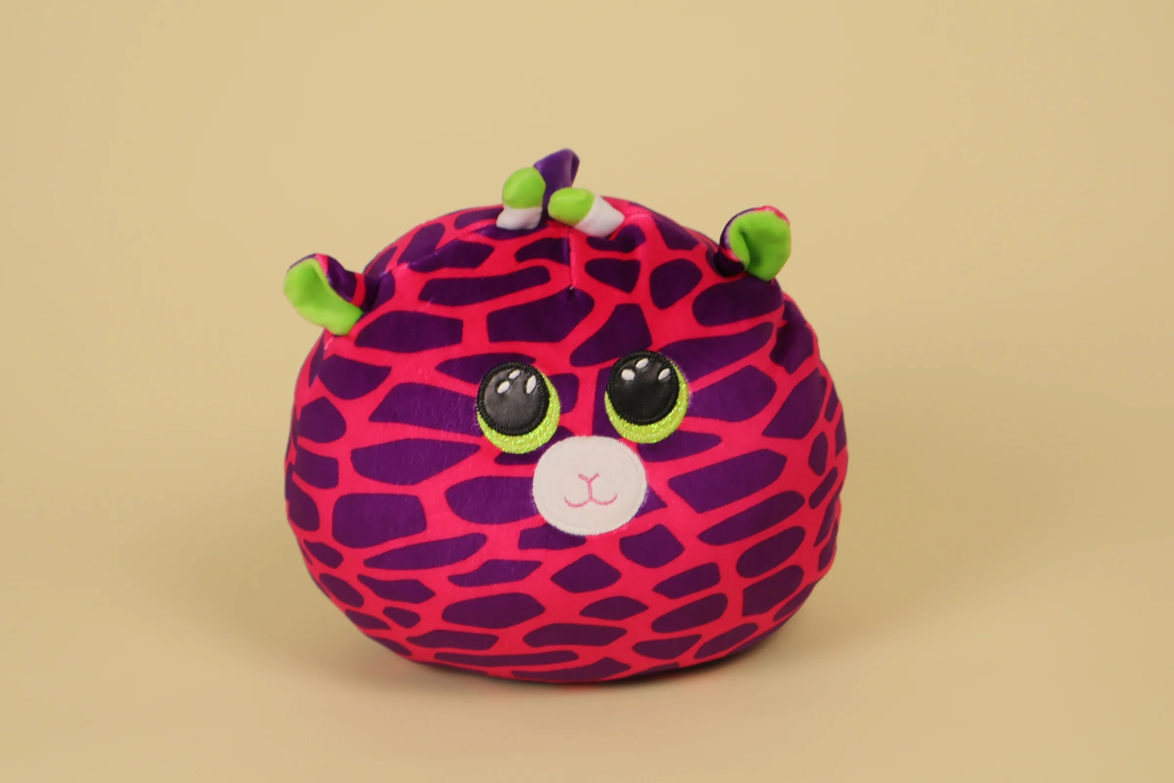 Peluche coussin girafe rose et violette Squish-a-Boos TY 21 cm texture moelleuse