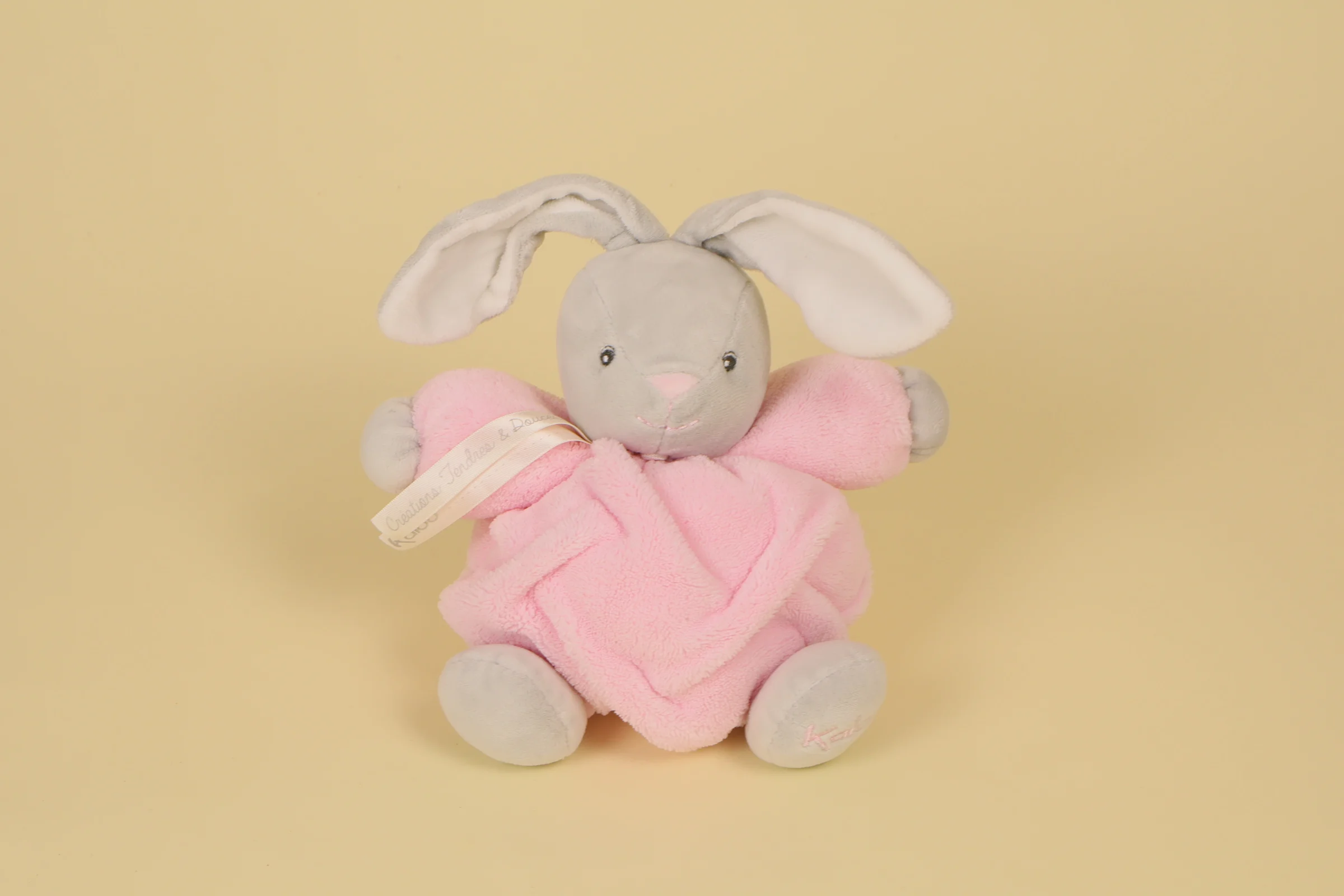 Doudou lapin boule rose et gris collection Plume marque Kaloo 21 cm