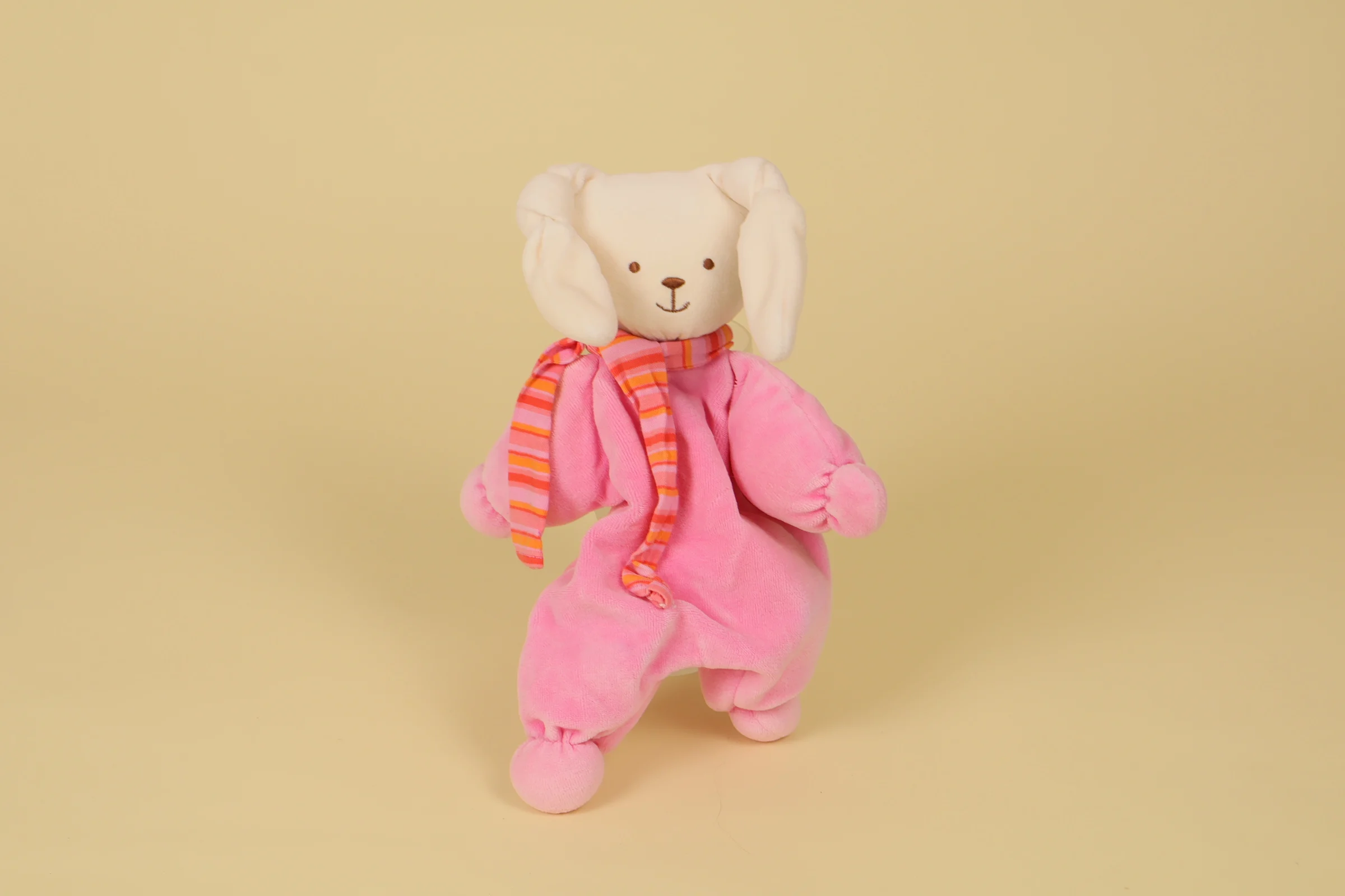 Doudou plat lapin rose avec écharpe rayée marque Corolle peluche naissance