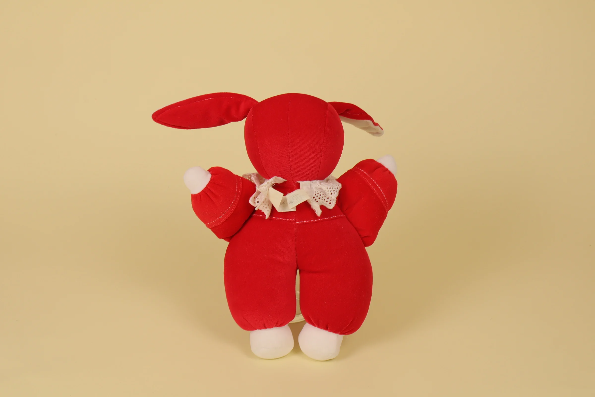 dos Peluche lapin rouge et blanc de collection marque Mundia avec collerette en dentelle 28 cm