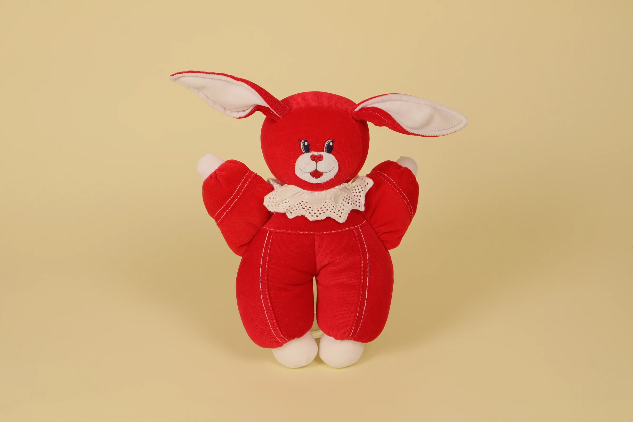 Peluche lapin rouge et blanc de collection marque Mundia avec collerette en dentelle 28 cm