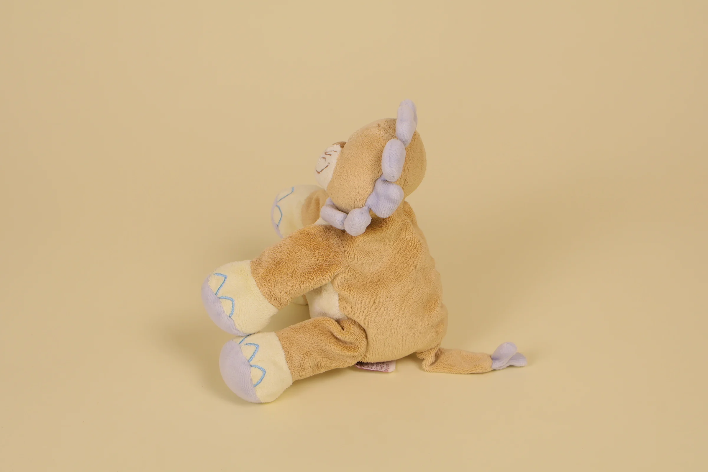 profil Petit doudou lion marron beige et parme 15 cm marque Bengy