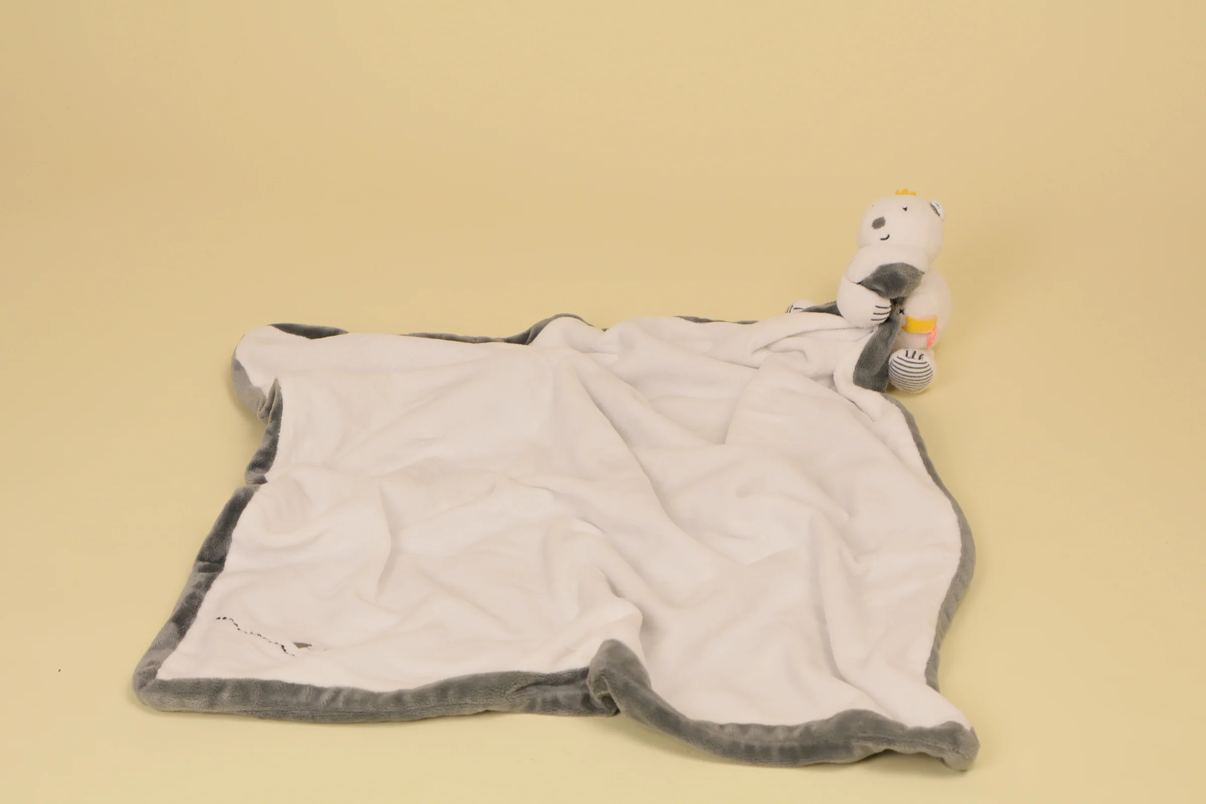 ouvert Doudou ours Sam avec couverture grise et blanche marque Noukie's collection Timeless Veloudoux naissance