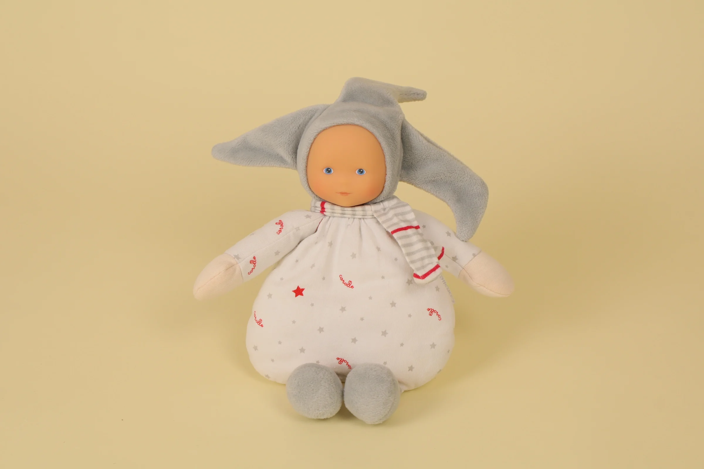 Doudou poupée blanc bonnet arlequin gris écharpe rayée rouge et gris imprimé étoiles marque Corolle 24 cm