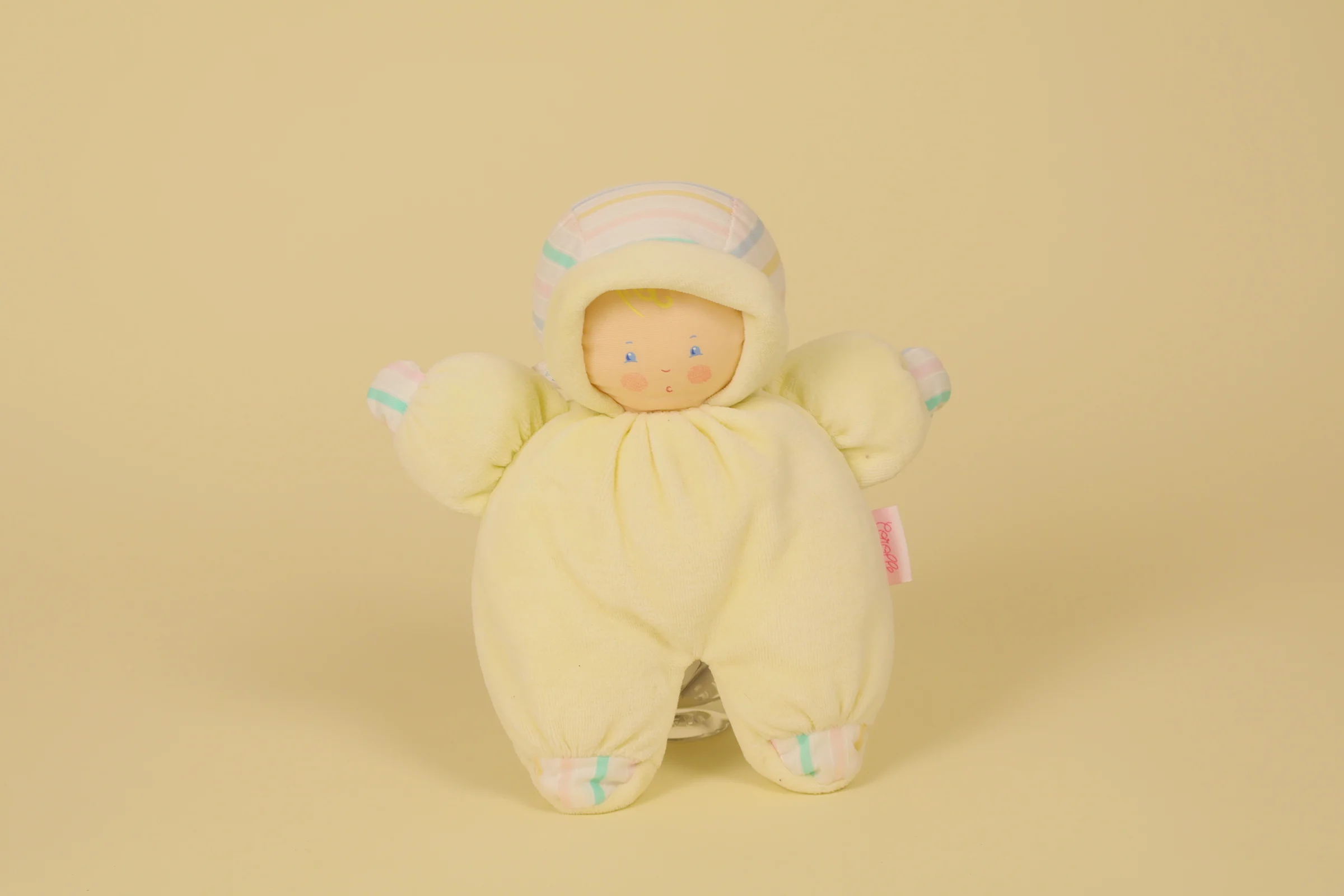 Doudou poupée chiffon jaune avec touches rayées marque Corolle 19 cm avec grelot