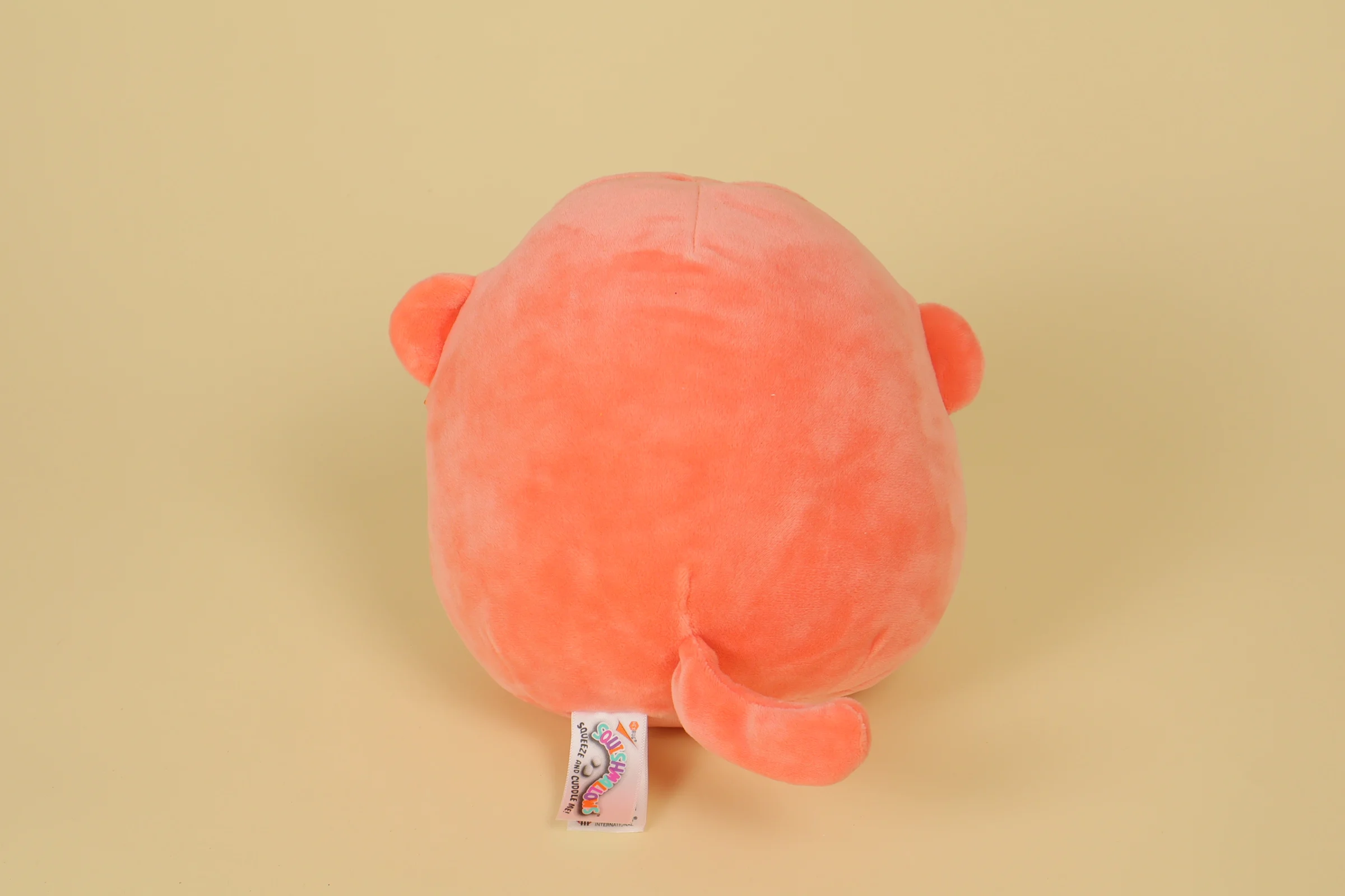 dos Peluche coussin singe orange et rose Elton Squishimalls 19 cm texture moelleuse