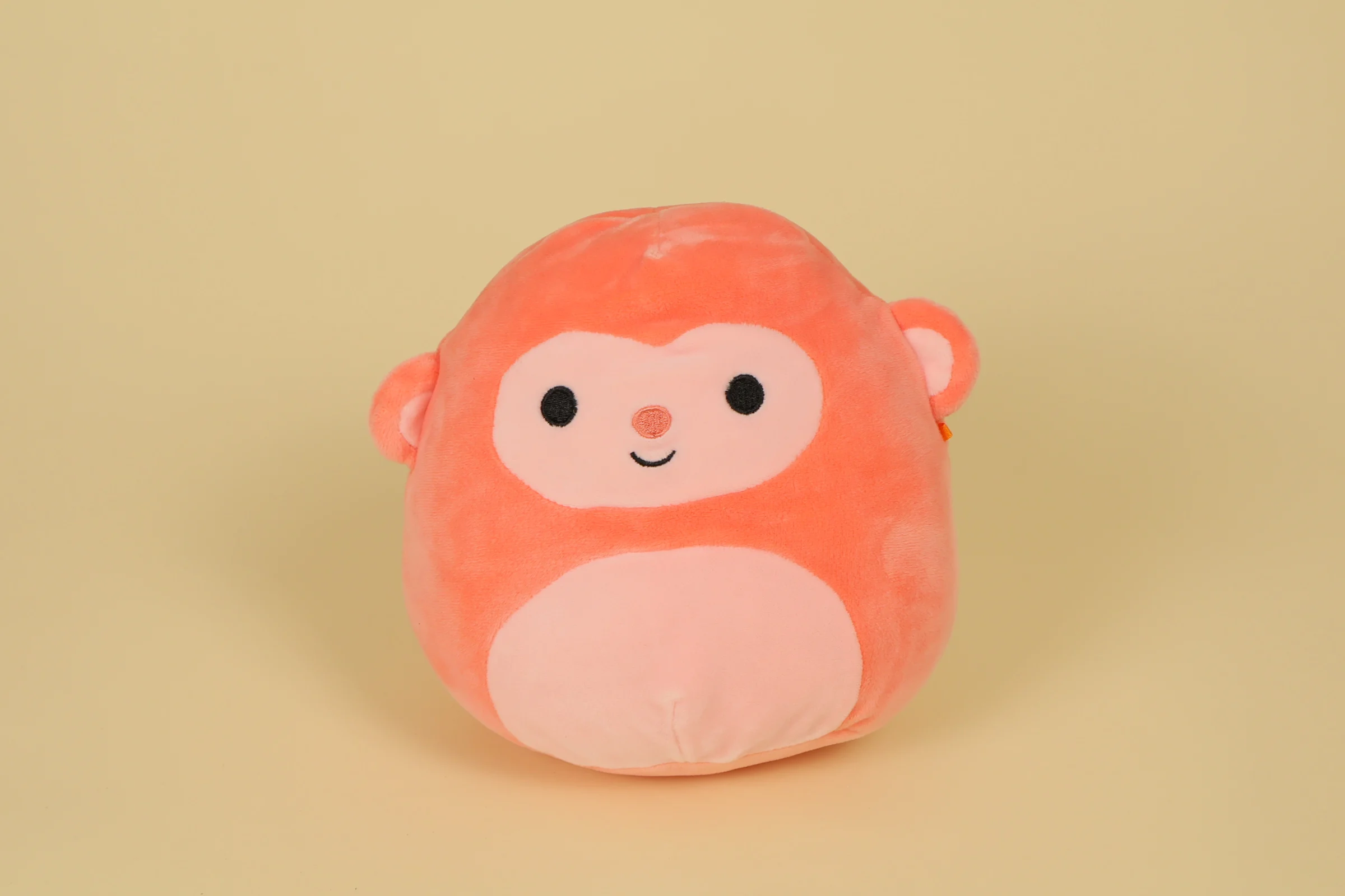 Peluche coussin singe orange et rose Elton Squishimalls 19 cm texture moelleuse