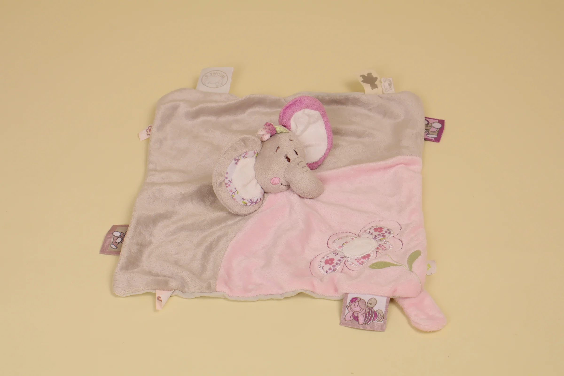 Doudou plat éléphant Kenza gris rose fleur brodée attache-tétine marque Noukie’s collection Kali Nina et Kenza