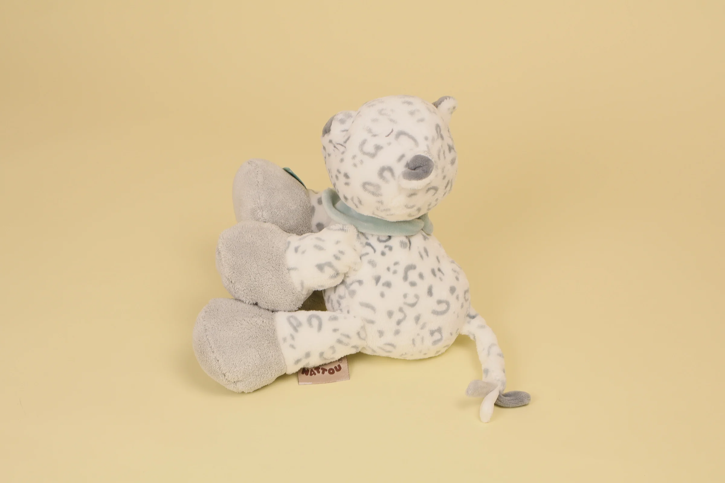 profil Peluche léopard des neiges blanc gris bandana vert 26 cm marque Nattou collection Loulou Léa et Hippolyte