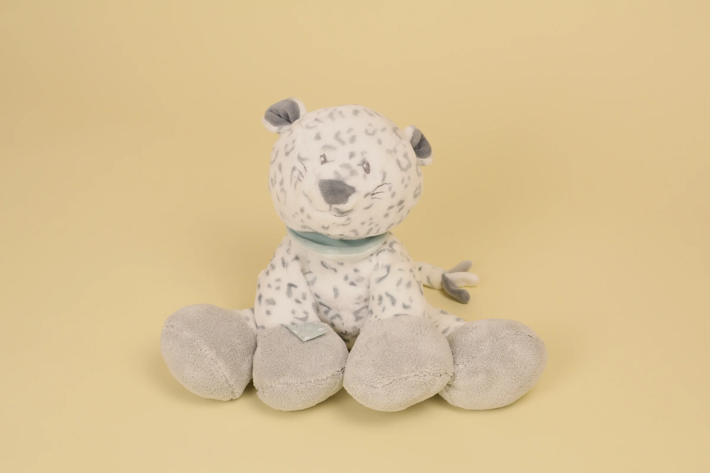 Peluche léopard des neiges blanc gris bandana vert 26 cm marque Nattou collection Loulou Léa et Hippolyte