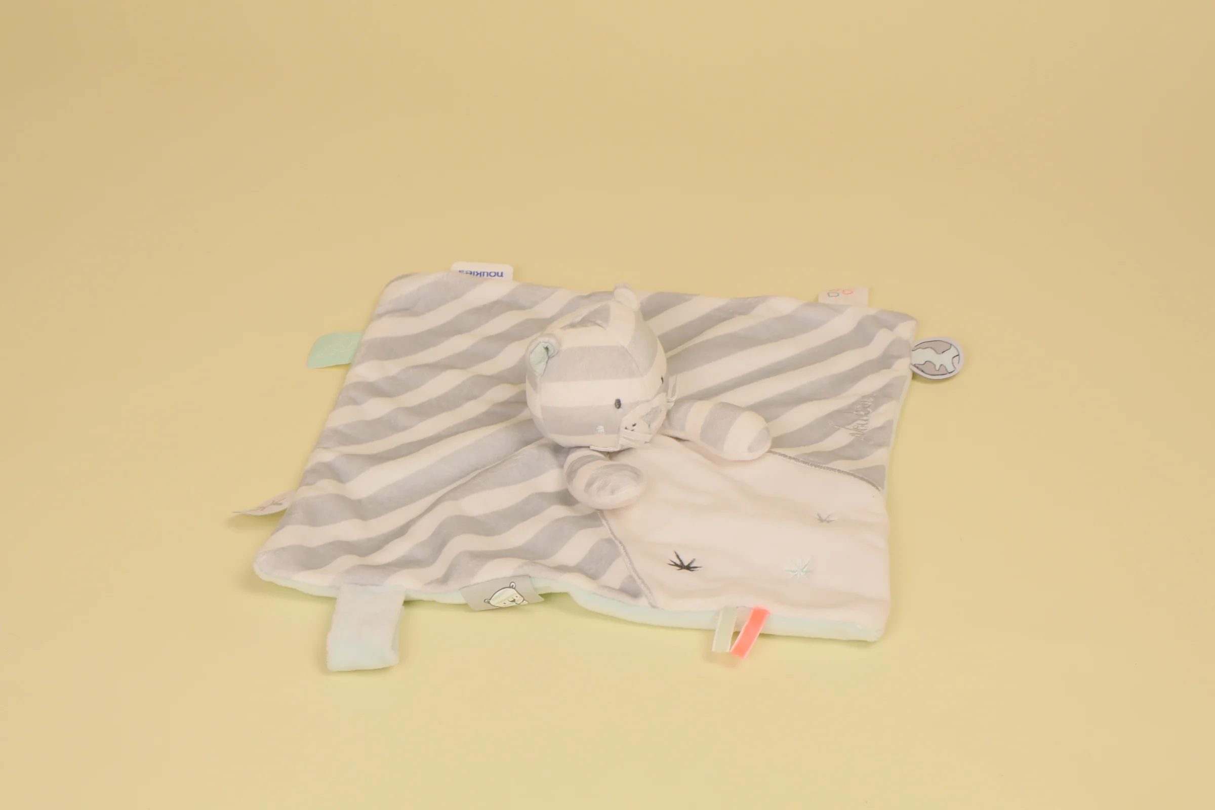 Doudou plat chat Milo rayé gris blanc verso bleu étoiles brodées attache-tétine marque Noukie's collection Anna et Milo