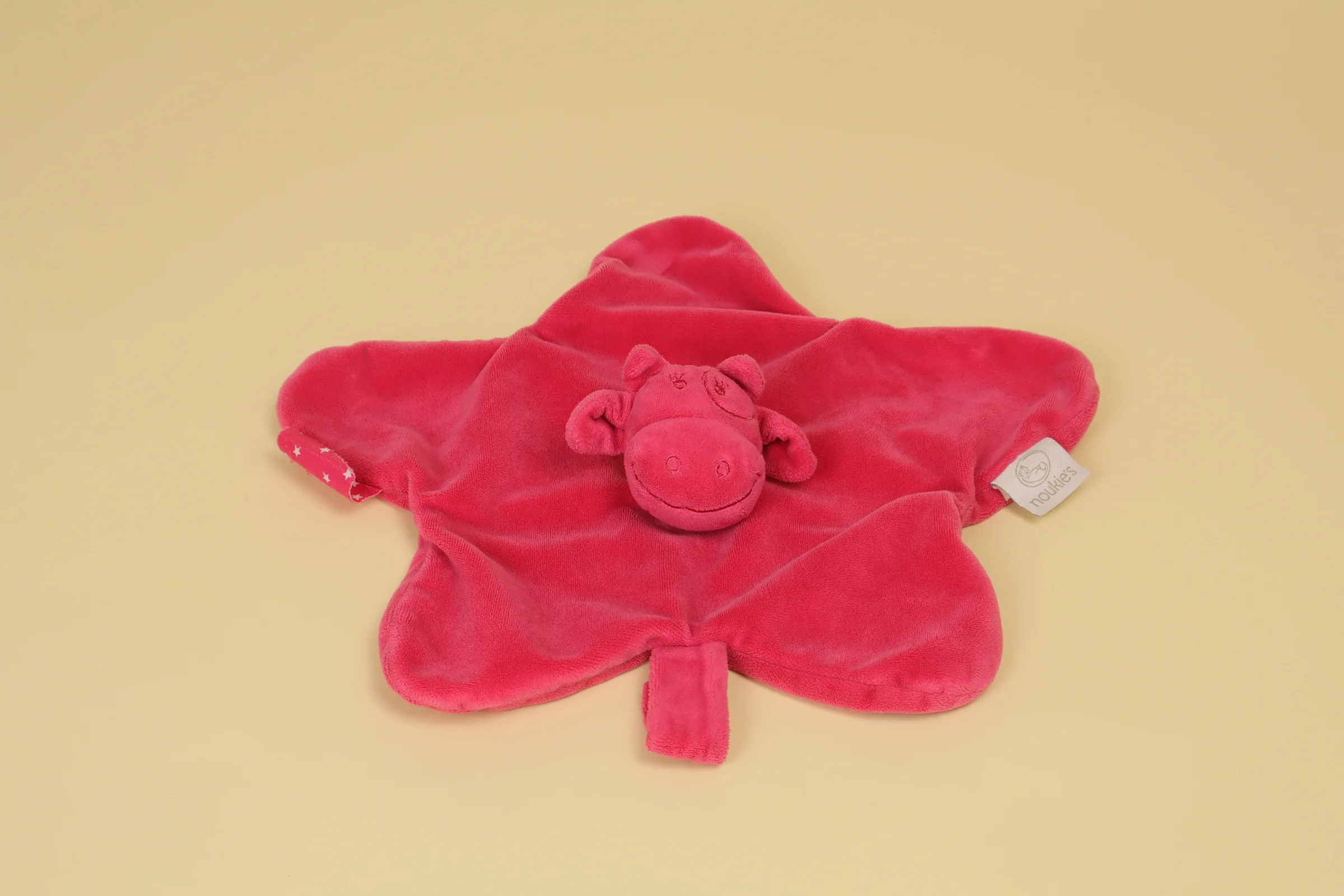 Doudou plat vache Lola rose foncé forme étoile marque Noukie's collection Poudre d'étoiles Veloudoux