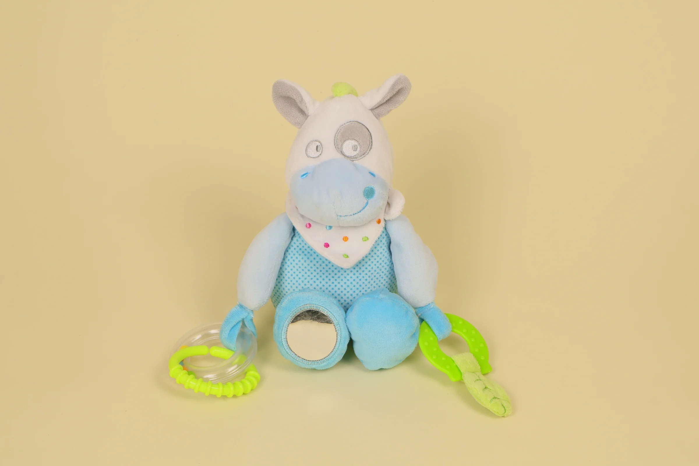 face Doudou peluche cheval d'activité de 27 cm couleur bleu et blanc à pois avec anneau de dentition souple et anneau transparent à billes marque Mots d'Enfants