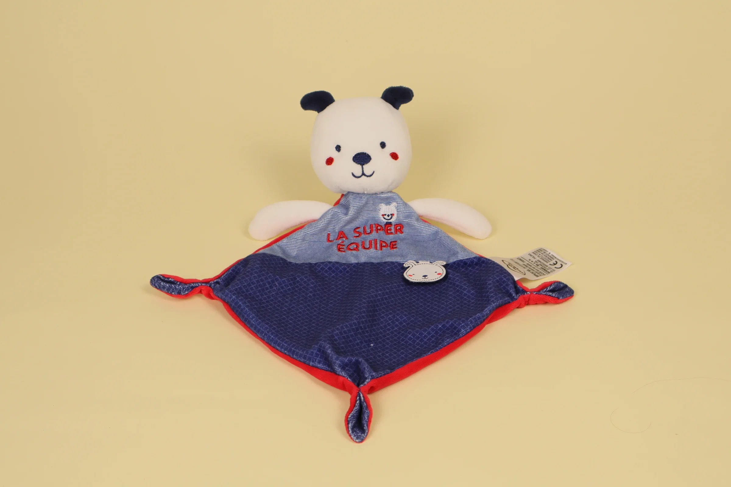 Doudou plat chien en forme de losange bleu rouge et blanc avec broderie Super Équipe marque Mots d'Enfants