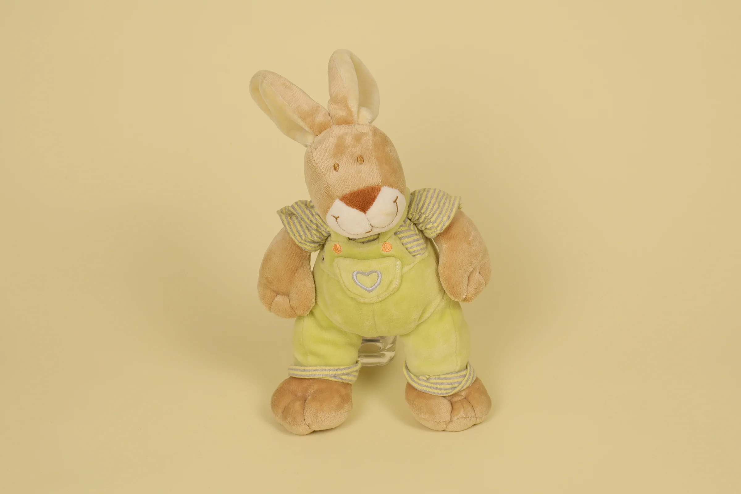 Peluche doudou lapin de 23 cm couleur marron portant une salopette verte et un t-shirt rayé marque Mots d'Enfants
