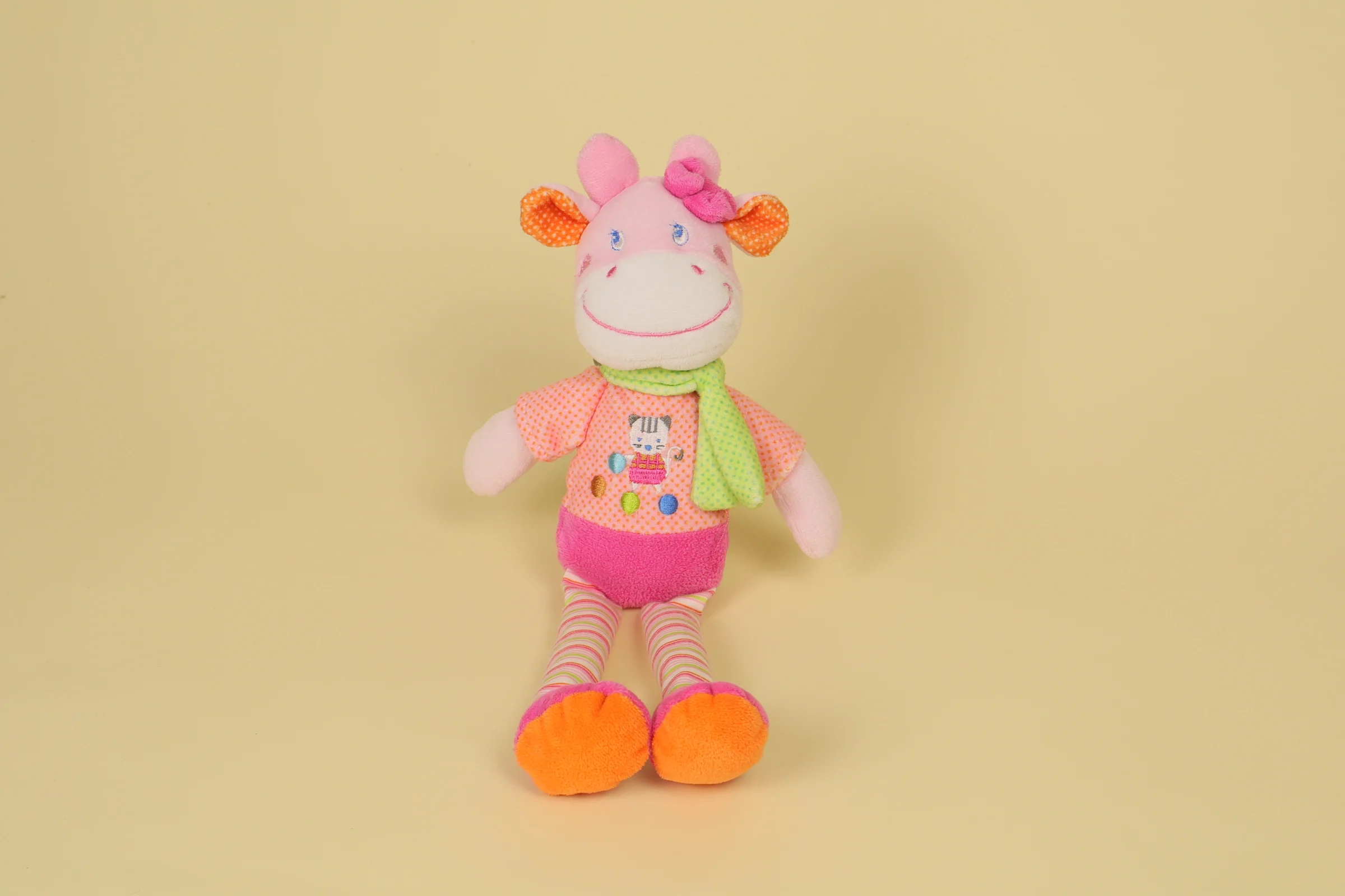 Grande peluche vache rose et blanche de 35 cm avec écharpe verte autour du cou et motif chat brodé marque Mots d'Enfants