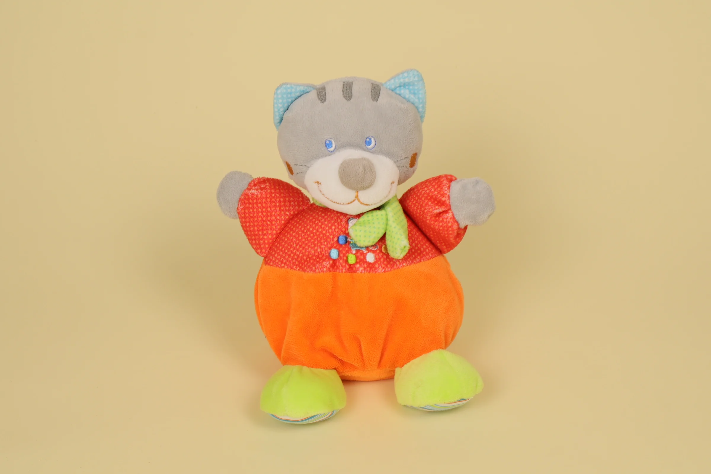 Doudou peluche chat en forme de boule gris rouge et orange avec écharpe verte et petit chat brodé sur le ventre de 21 cm marque Mots d'Enfants