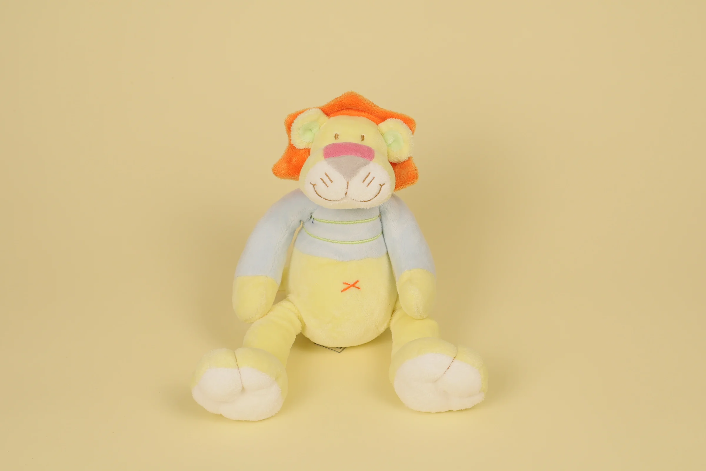 Doudou peluche lion jaune avec ventre bleu et crinière en tissu orange de 26 cm de la marque Mots d'Enfants