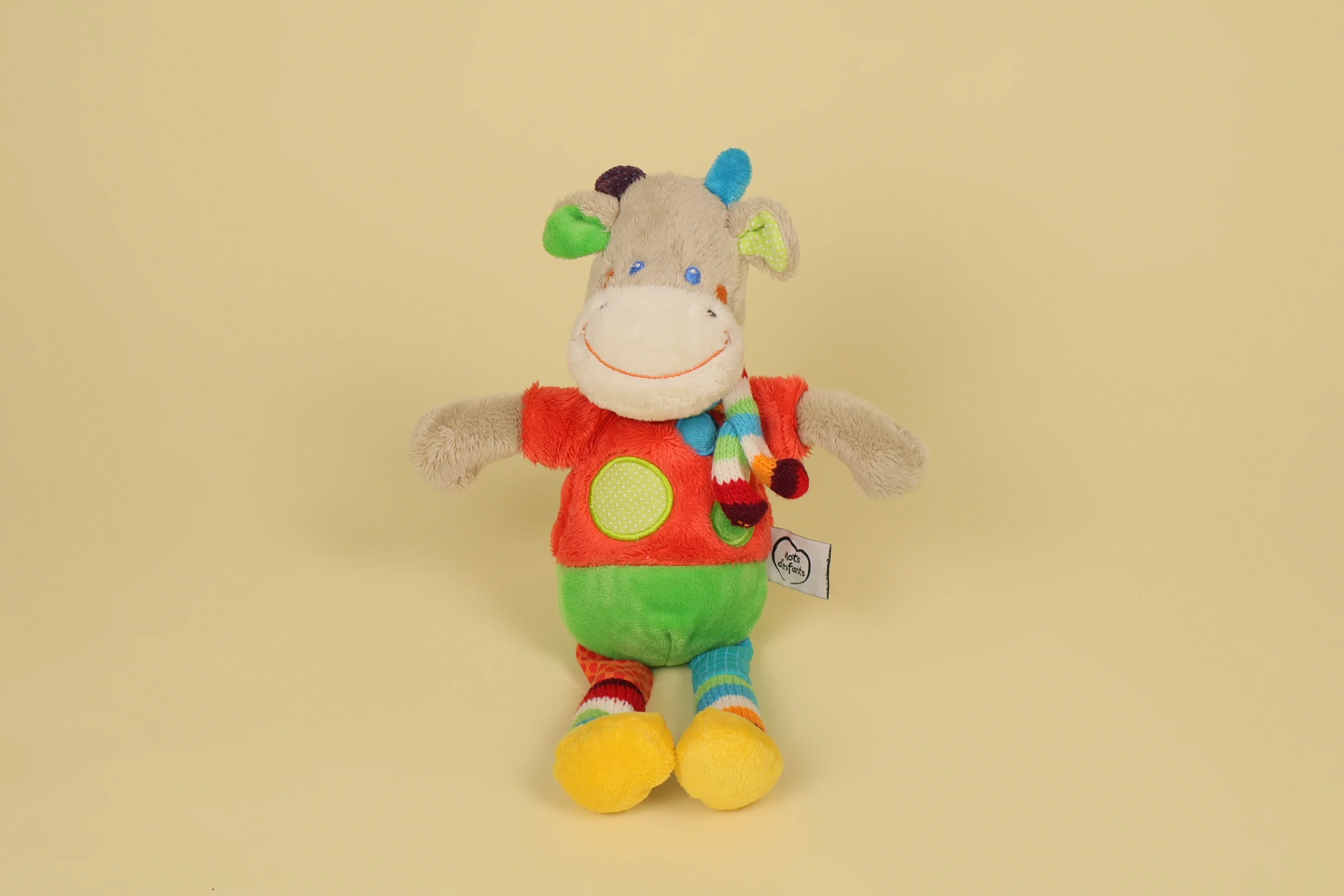 Peluche doudou girafe nommée Zoé de 30 cm couleur beige avec motifs et détails multicolores marque Mots d'Enfants