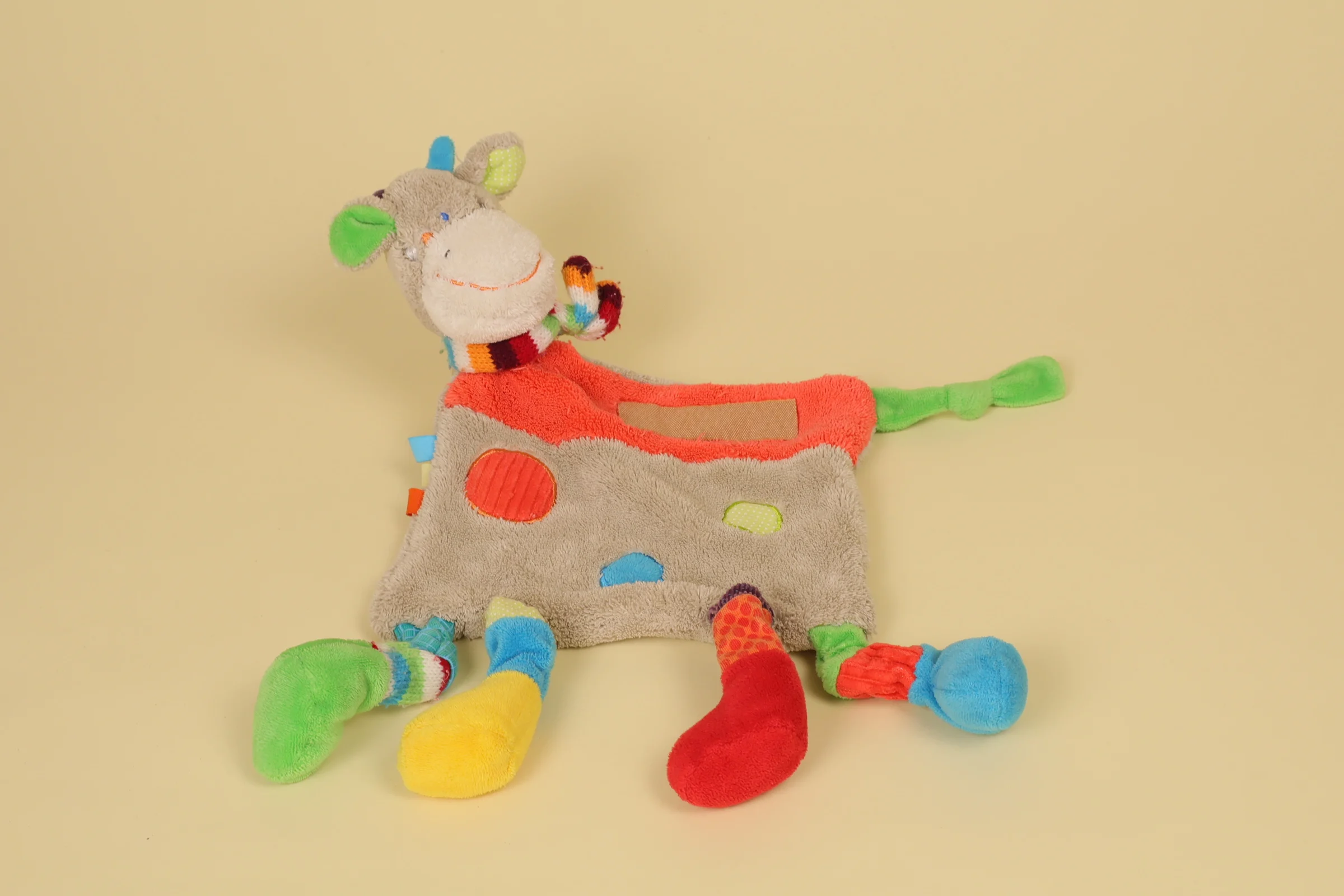 Doudou plat girafe gris de forme mouchoir avec détails et motifs graphiques multicolores marque Mots d'Enfants