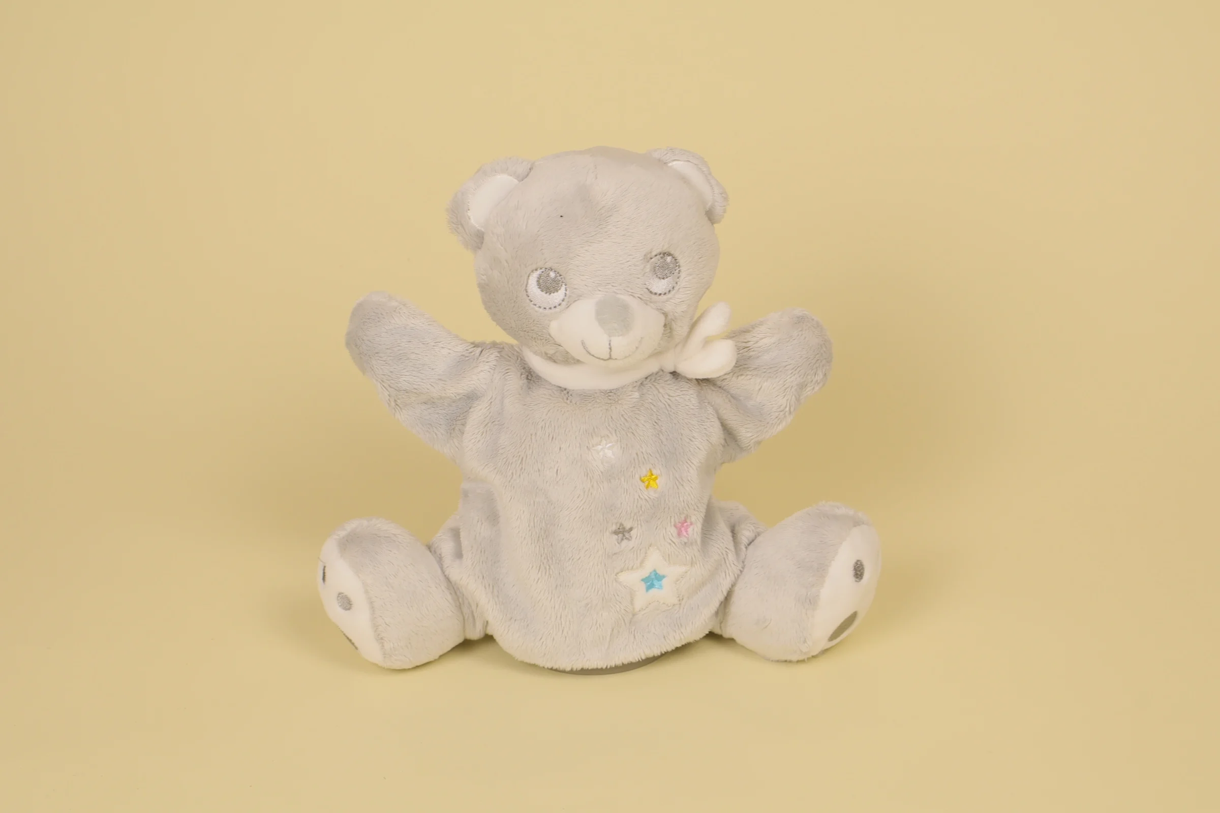 Doudou marionnette en peluche ours de couleur gris avec une écharpe blanche autour du cou et des motifs étoiles brodées marque Mots d'Enfants