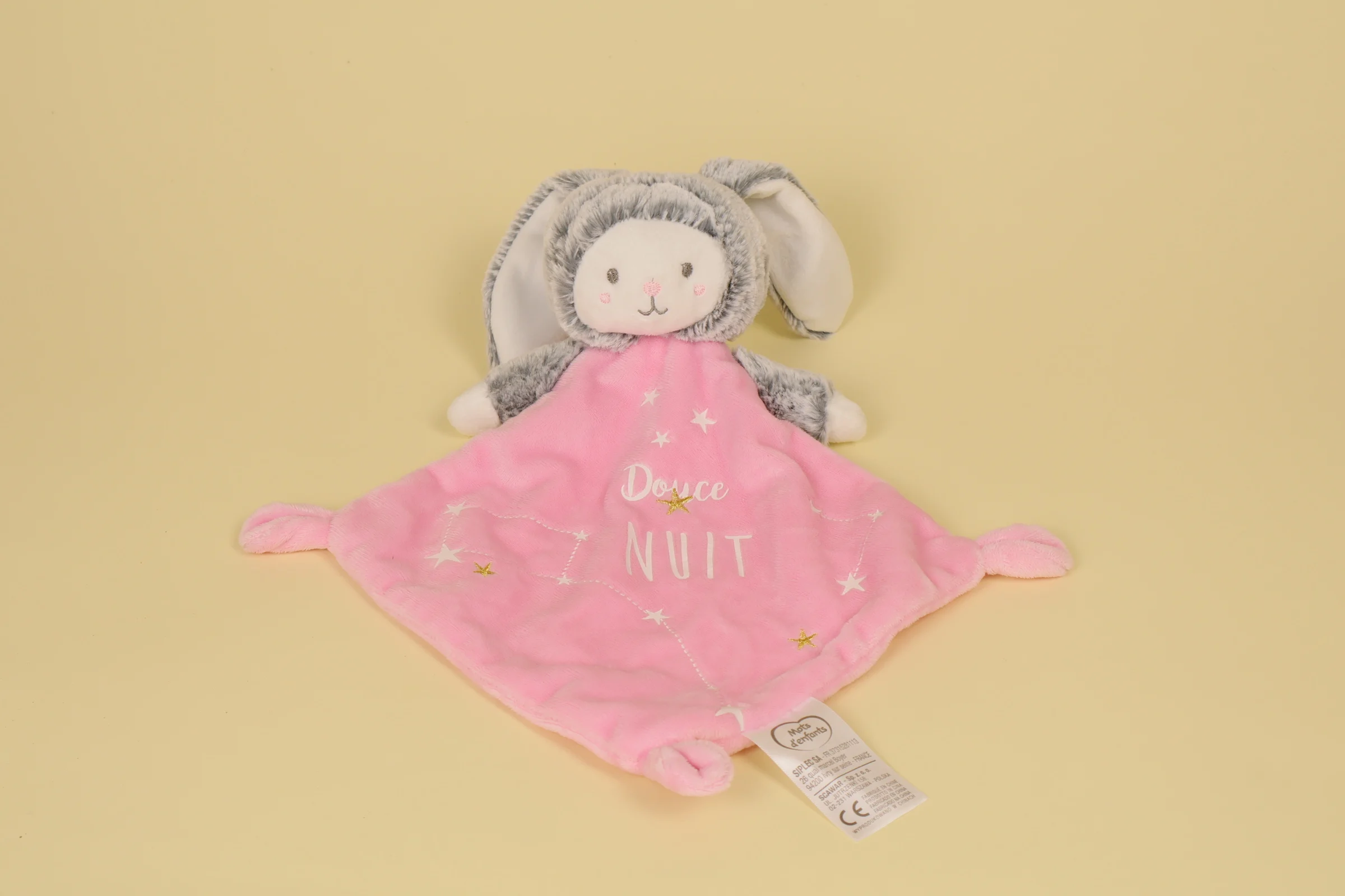 Doudou plat ours déguisé en lapin en forme de losange rose gris et blanc avec flocage Douce Nuit marque Mots d'Enfants"