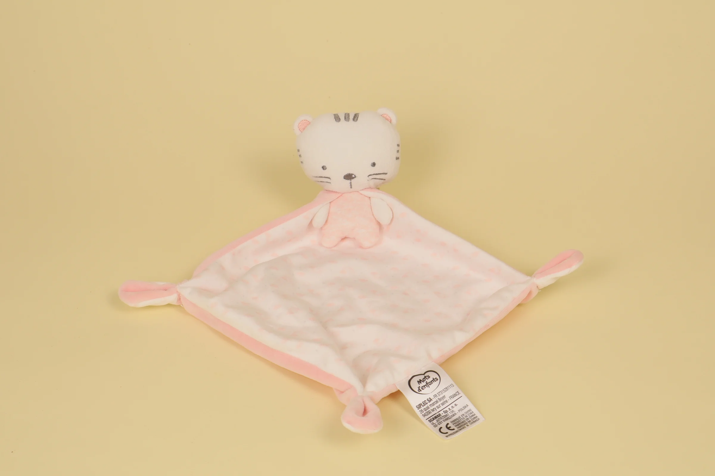 Peluche doudou tigre de la marque Mots d'Enfants portant une petite cape de super-héros couleur rose et blanc