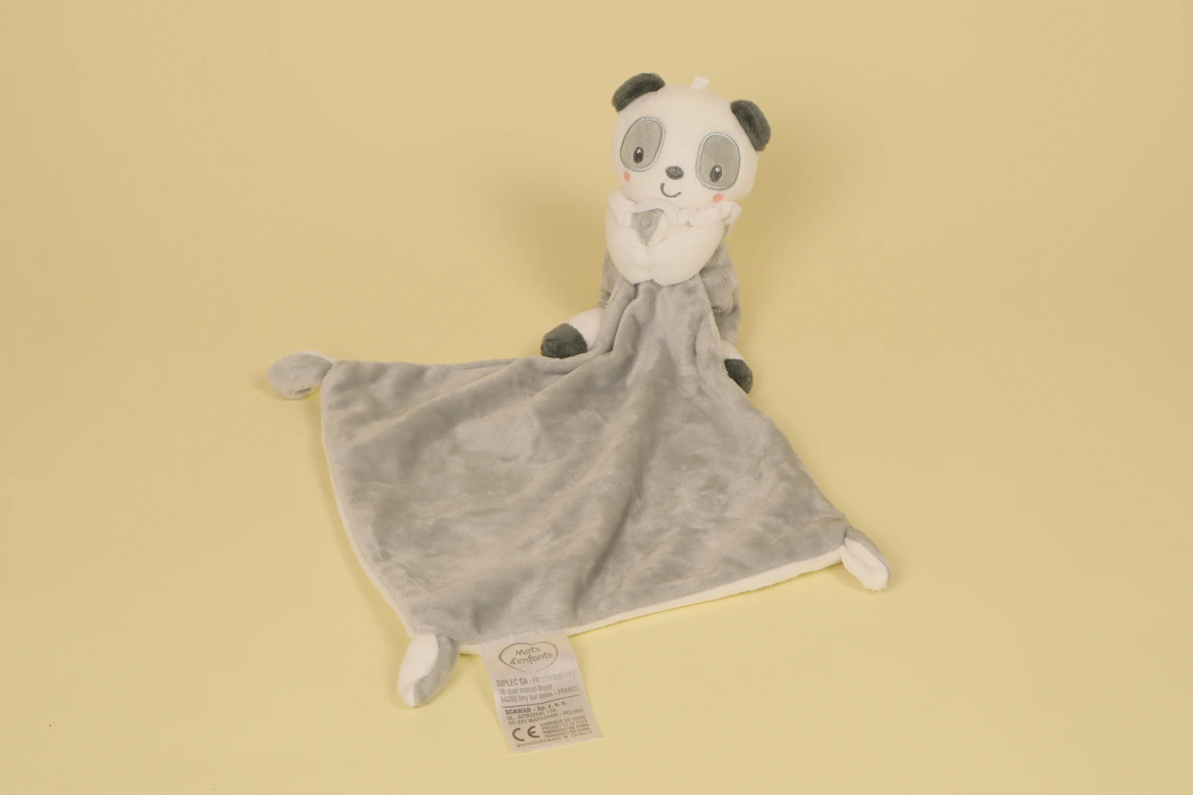Doudou plat panda blanc avec collerette en tissu blanc et corps mouchoir gris uni de la marque Mots d'Enfants"