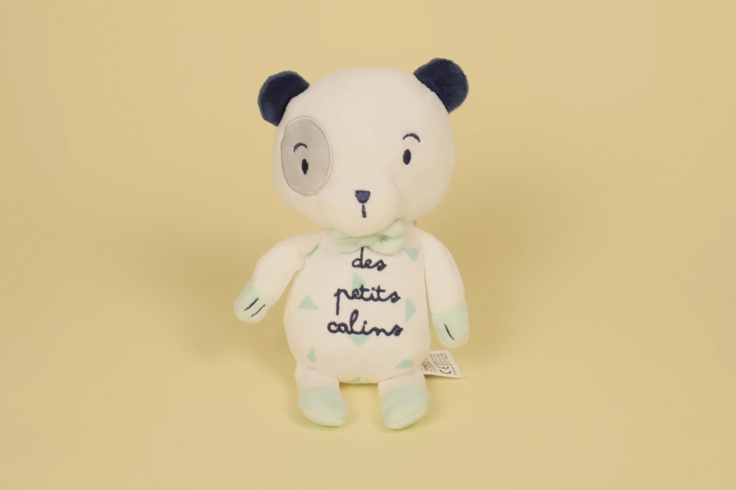 Doudou ours blanc avec cocard gris nœud papillon et triangles verts brodé des petits câlins marque Mots d'Enfants 22 cm