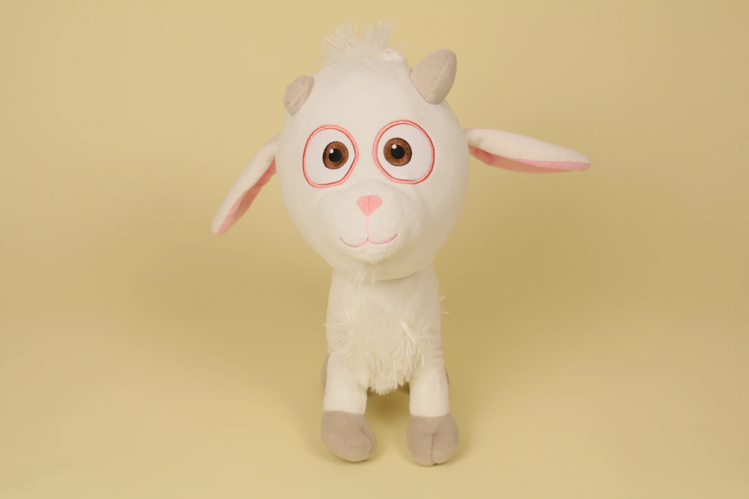 Peluche chèvre blanche Lucky du film Moi Moche et Méchant 3 mesurant 32 cm de haut avec une seule corne de la marque Whitehouse Leisure